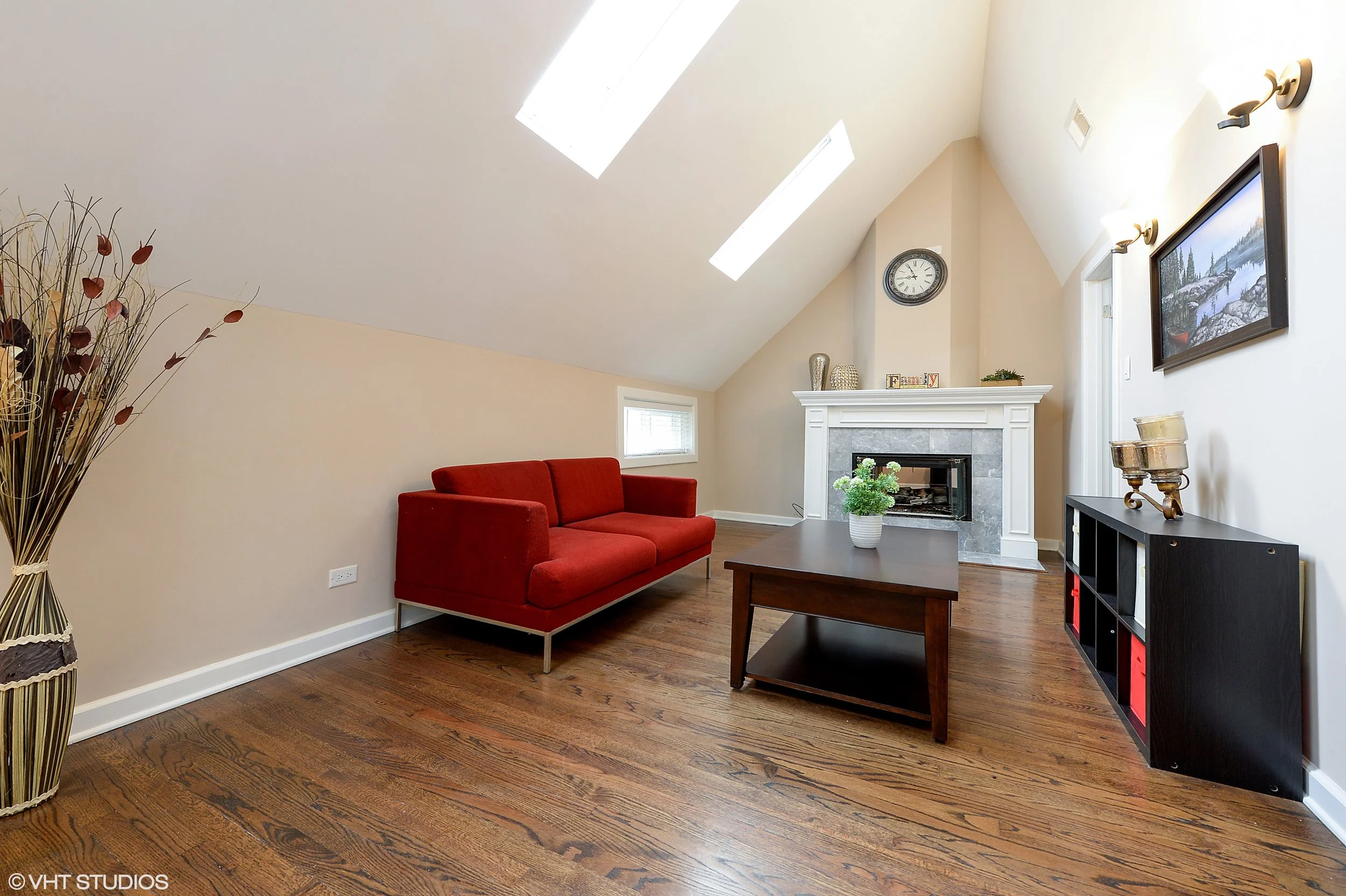 10_8814LunaAve_3_FamilyRoom_HiRes.jpg
