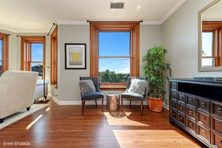 03_550WestSurfSt_509_165_LivingRoom_LowRes.jpg