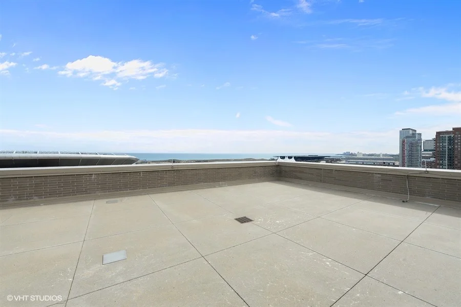16_1515SouthPrairieAve_1314_188_RoofDeck_LowRes.jpg