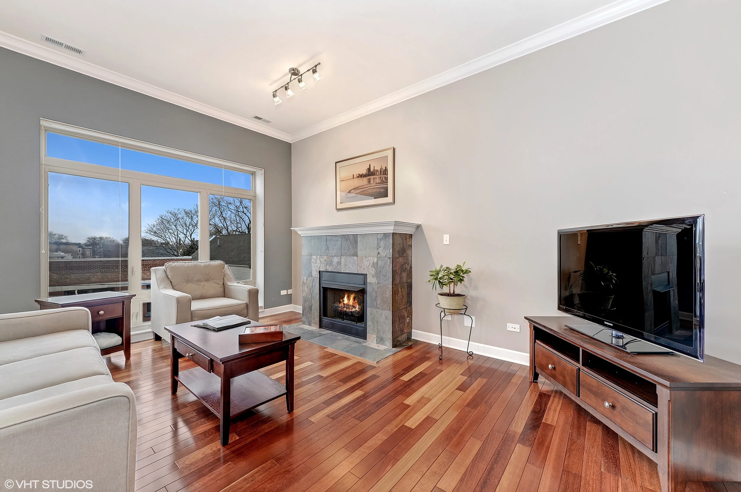 02_5067NorthLincolnAve_302_1_LivingRoom_HiRes.jpg
