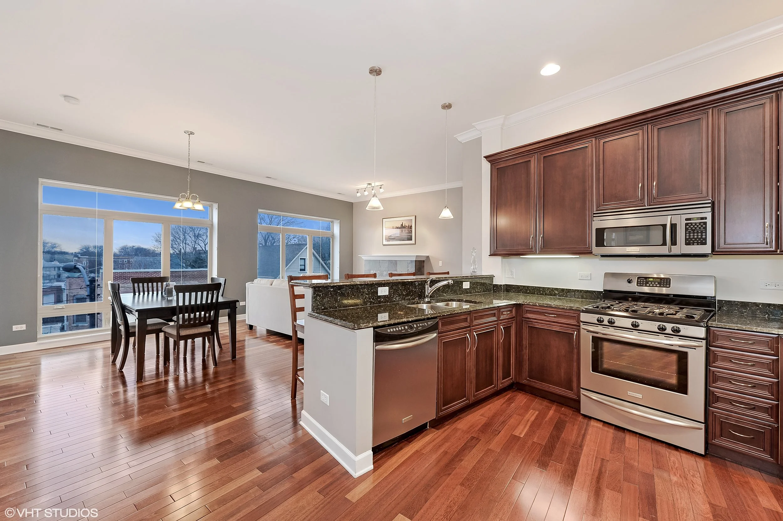 06_5067NorthLincolnAve_302_92_KitchenDiningRoom_HiRes.jpg
