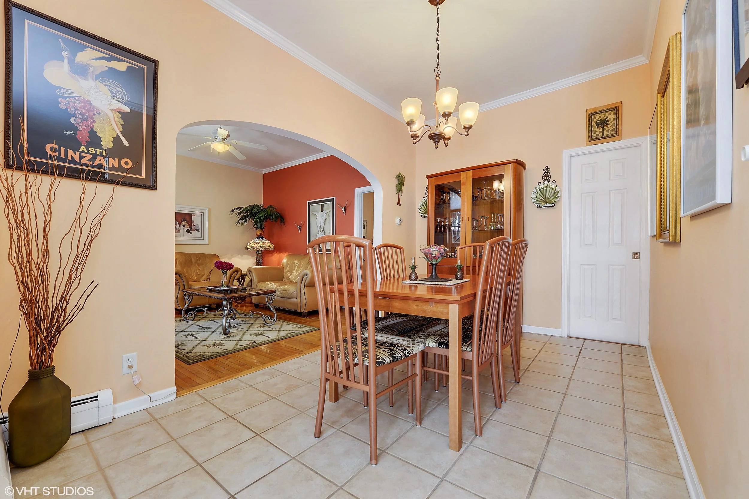 06_2215WestWellingtonAve_2_CoachHouseDiningRoom_HiRes.jpg
