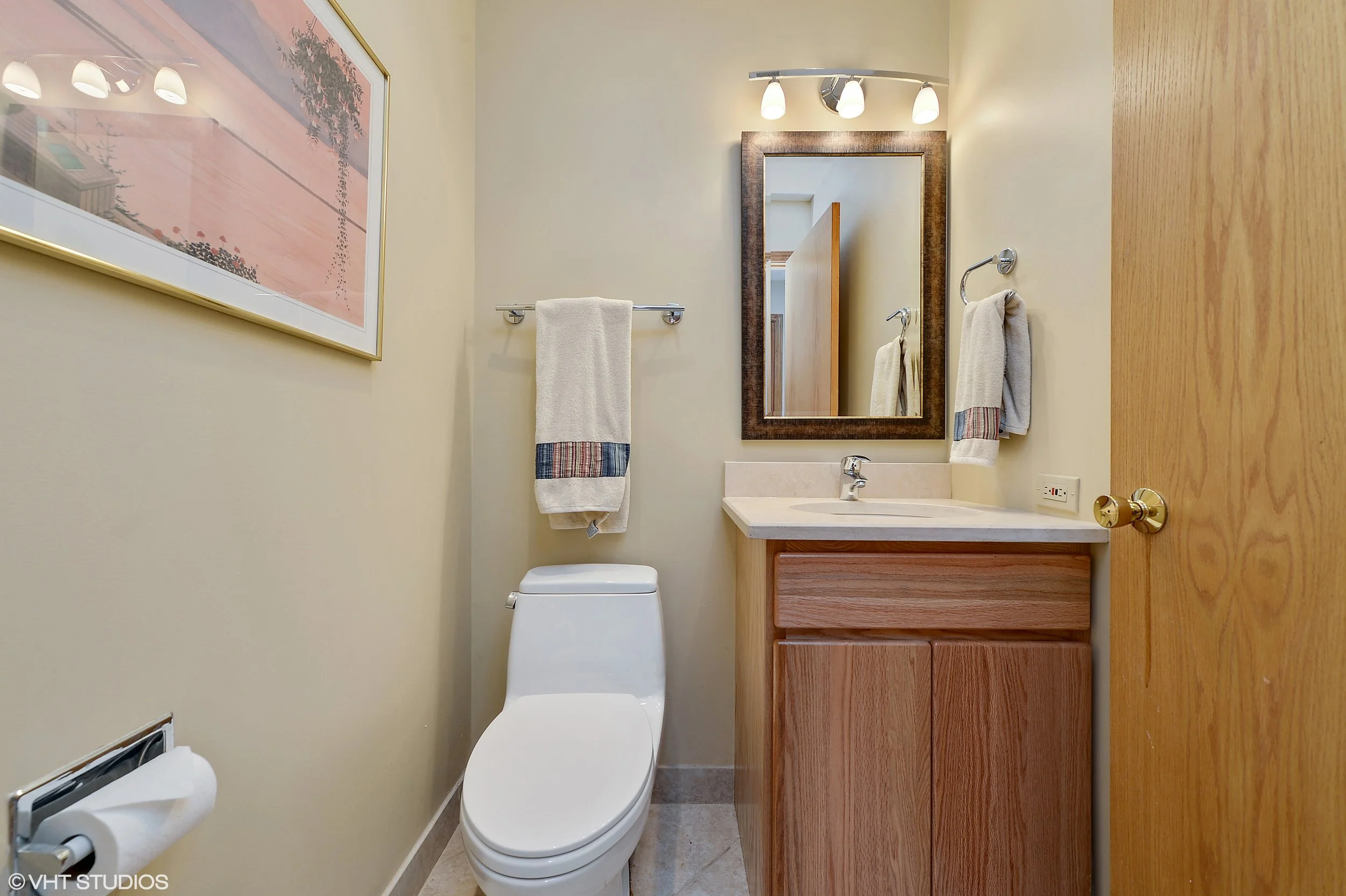 16_781WestMelroseSt_7_HalfBath_HiRes.jpg