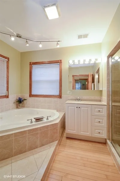 16_4113NorthMonticelloAve_9_MasterBathroom_LowRes.jpg