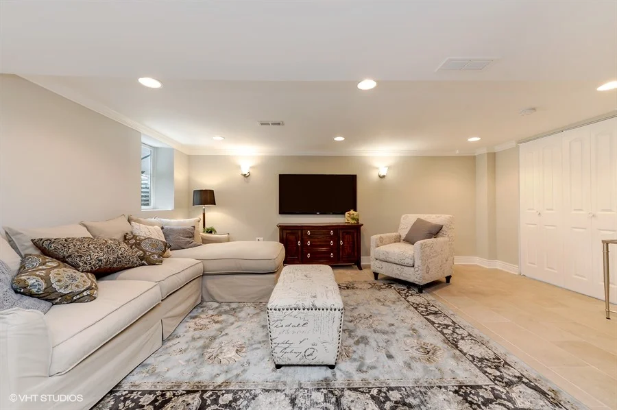 06_7142NorthKeelerAve_3001_FamilyRoom_LowRes.jpg