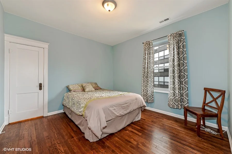 09_832WestBellePlaineAve_2E_153_2ndBedroom_LowRes.jpg