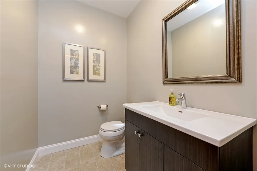 11_550WestSurfSt_509_7_HalfBath_LowRes.jpg