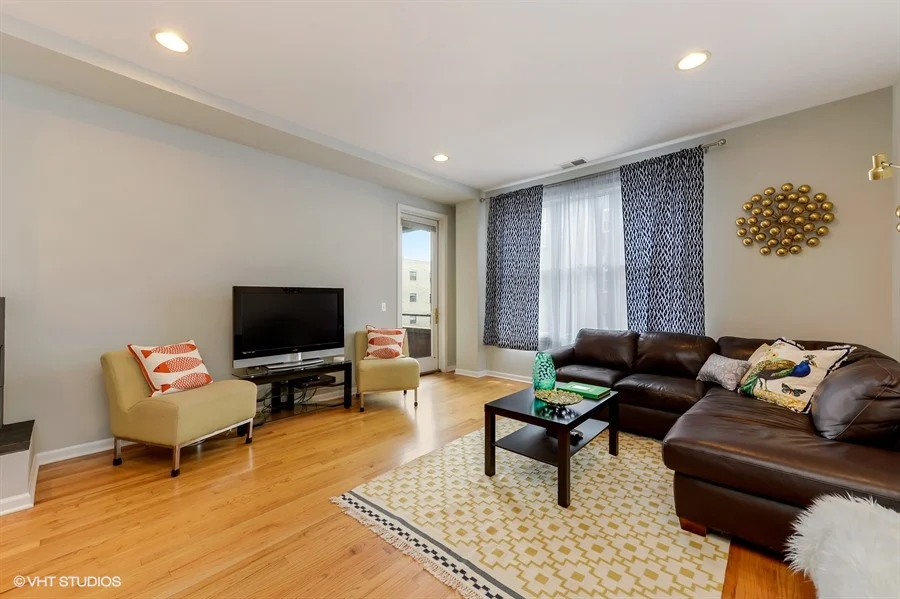02_2040WestBelmontAve_304_1_LivingRoom_LowRes.jpg