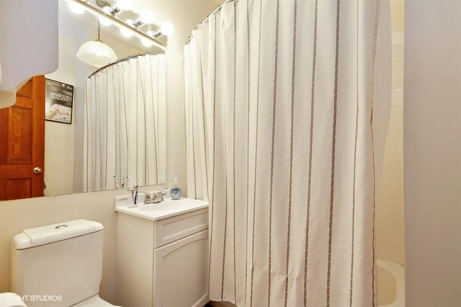 21_1132WestRoscoeSt_11_BathUnit1_LowRes.jpg