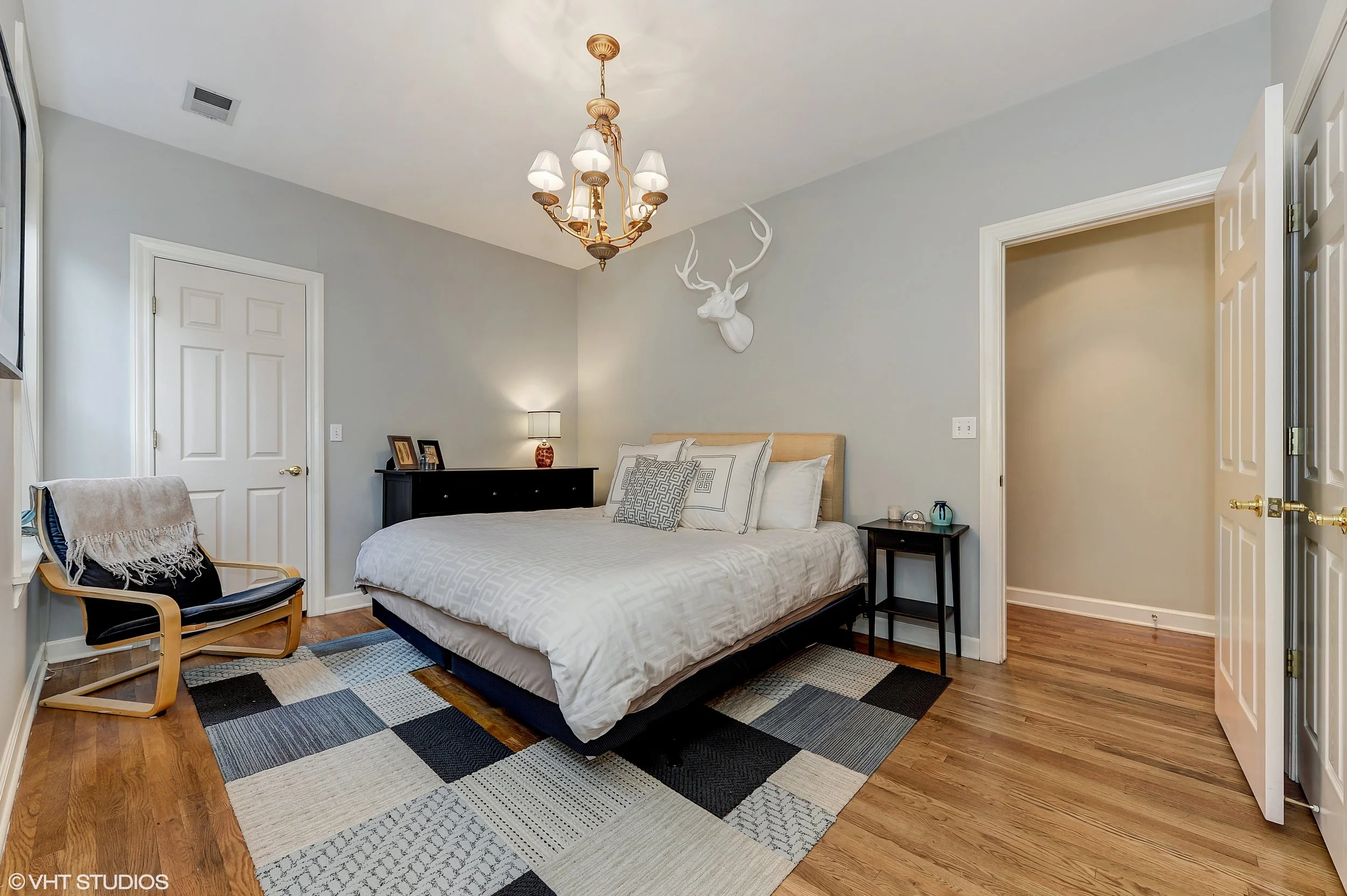 09_4709NorthKenmoreAve_3N_178_MasterBedroom_HiRes.jpg