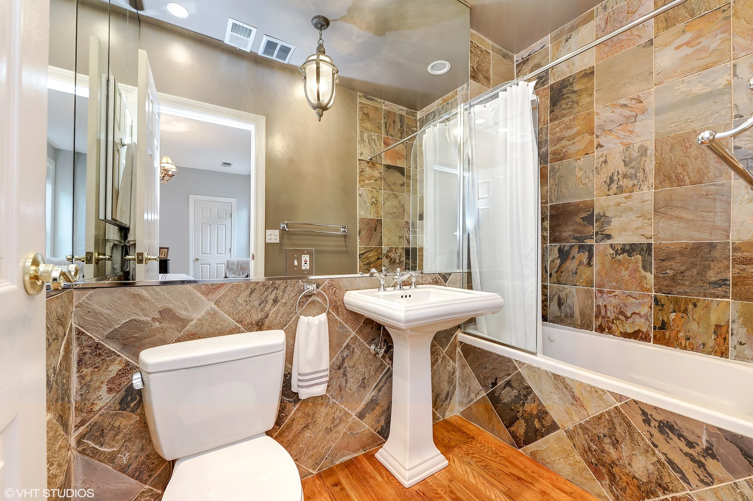 10_4709NorthKenmoreAve_3N_13_MasterBathroom_HiRes.jpg