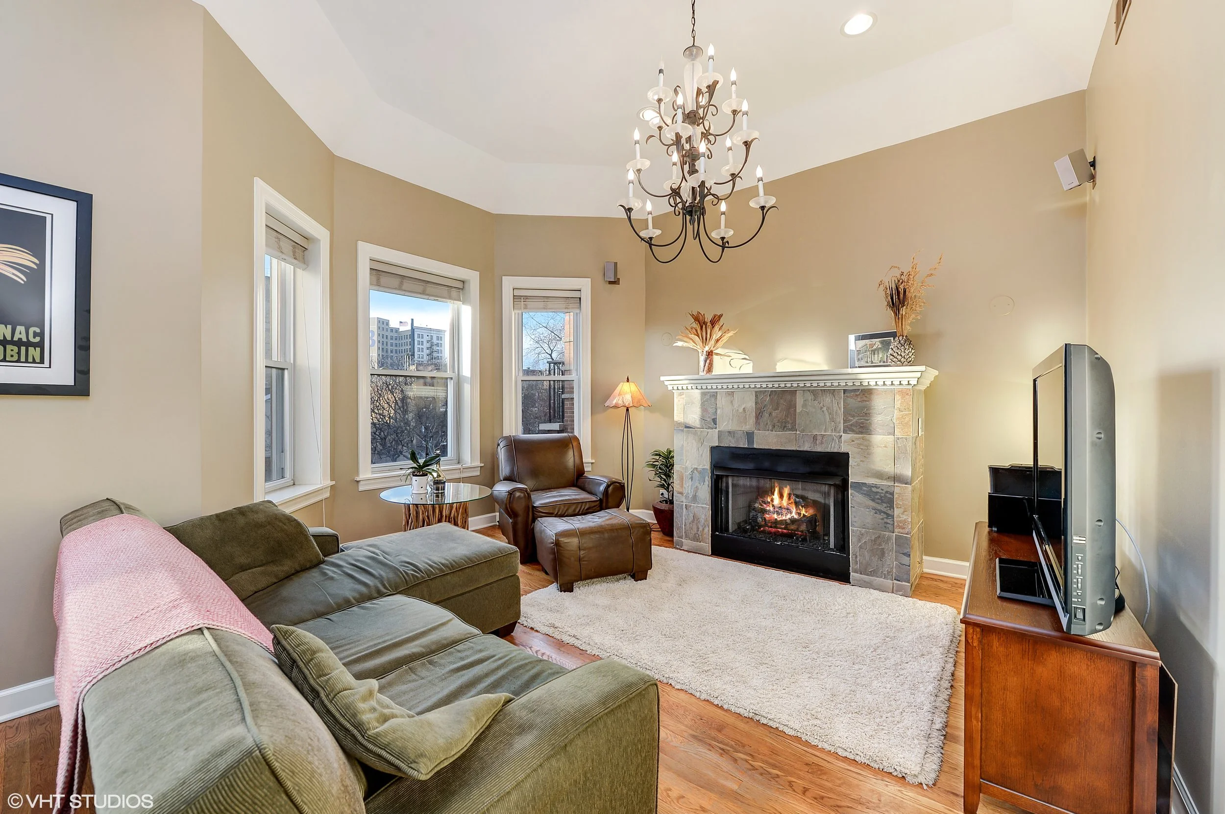 02_4709NorthKenmoreAve_3N_1_LivingRoom_HiRes.jpg