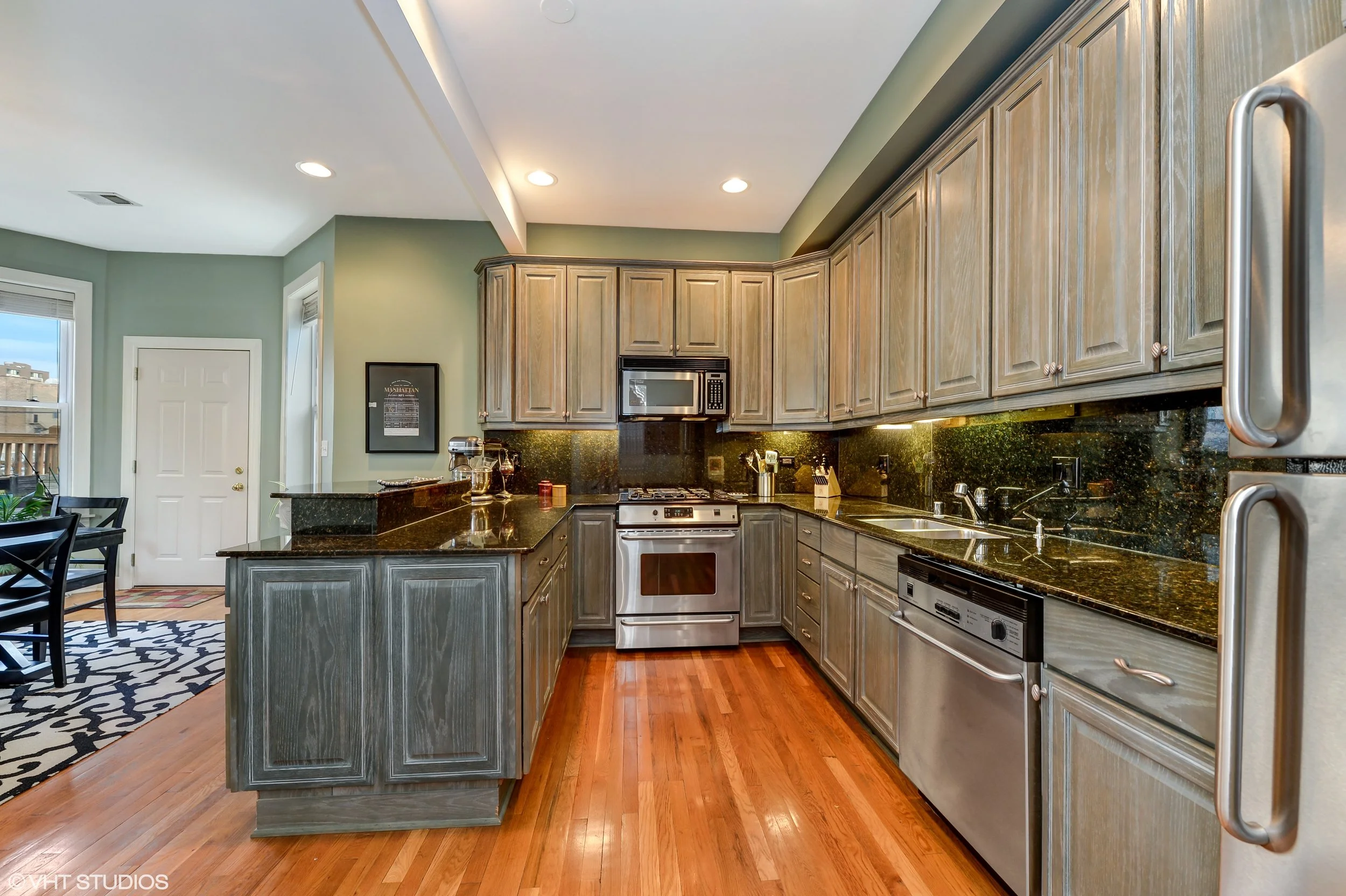 05_4709NorthKenmoreAve_3N_177_Kitchen_HiRes.jpg