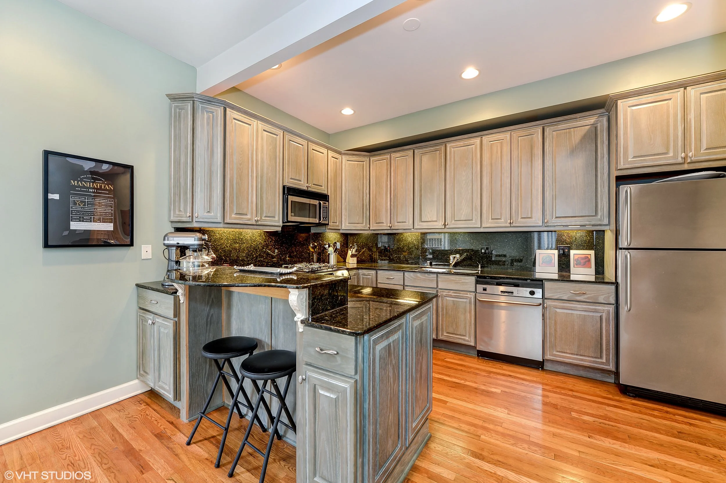06_4709NorthKenmoreAve_3N_5_Kitchen_HiRes.jpg