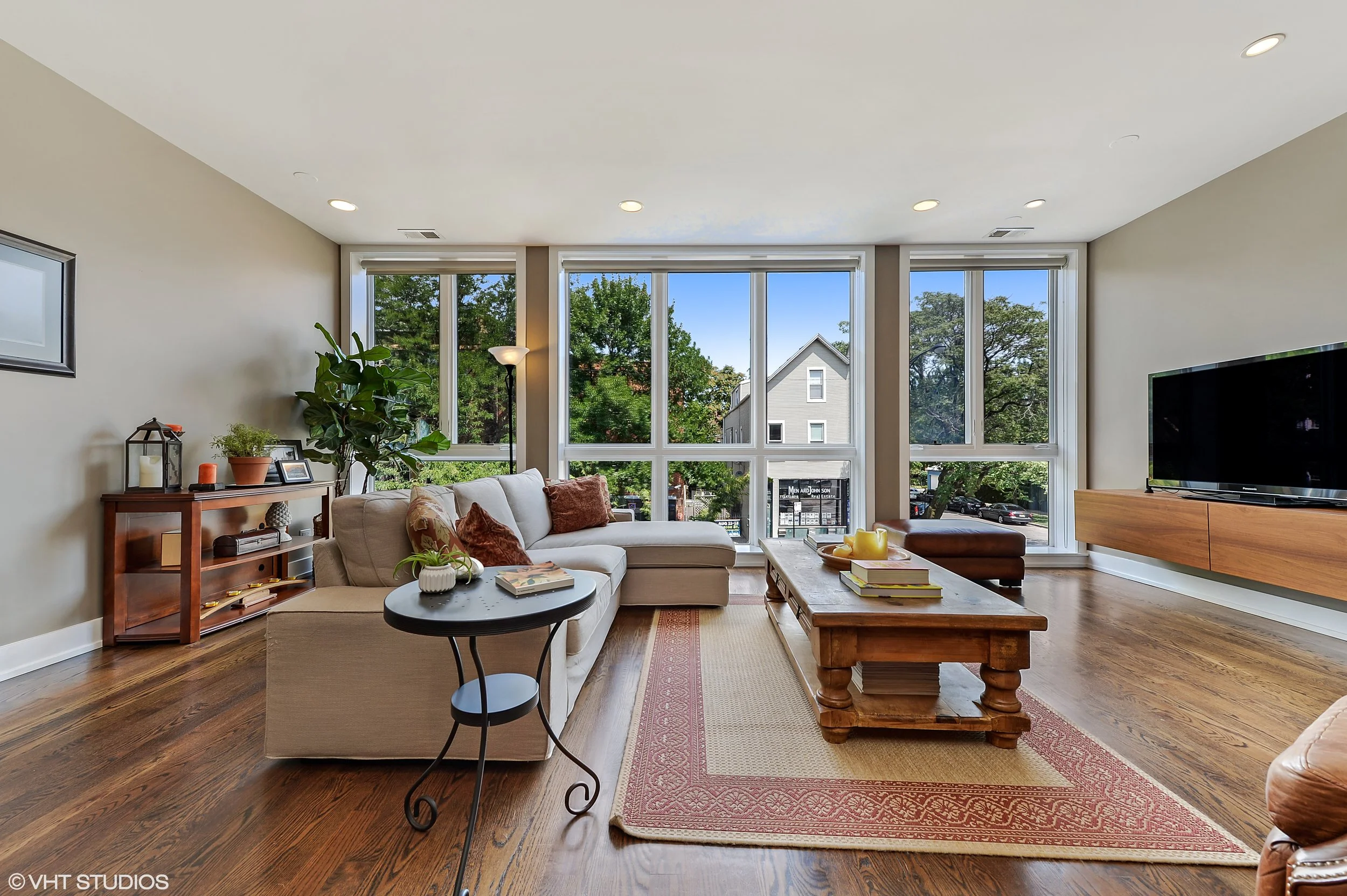 02_2203WestRoscoeSt_2_1_LivingRoom_HiRes.jpg