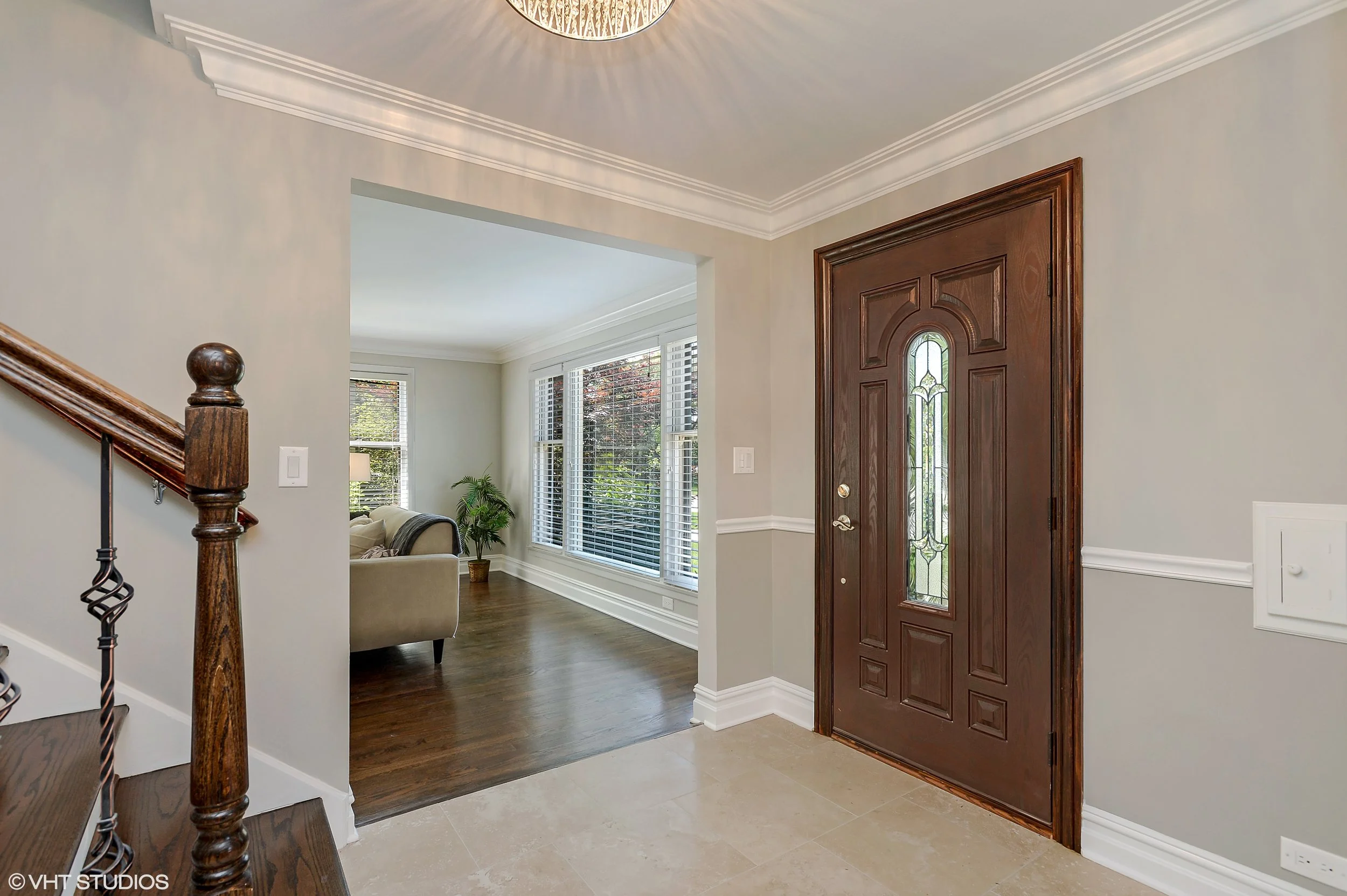 02_6739NorthLeroyAve_32_Foyer_HiRes.jpg