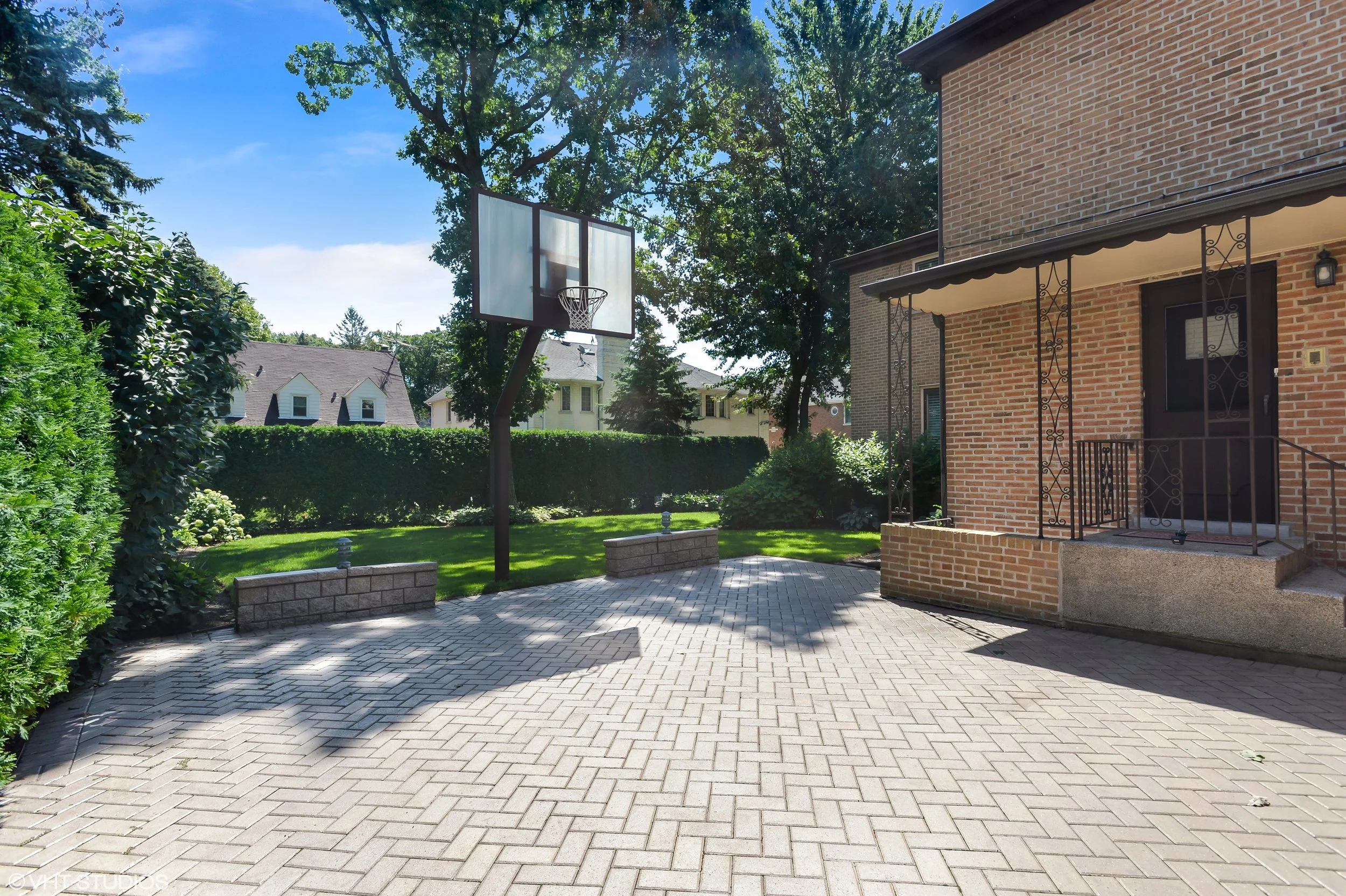 22_6739NorthLeroyAve_85_Patio_HiRes.jpg