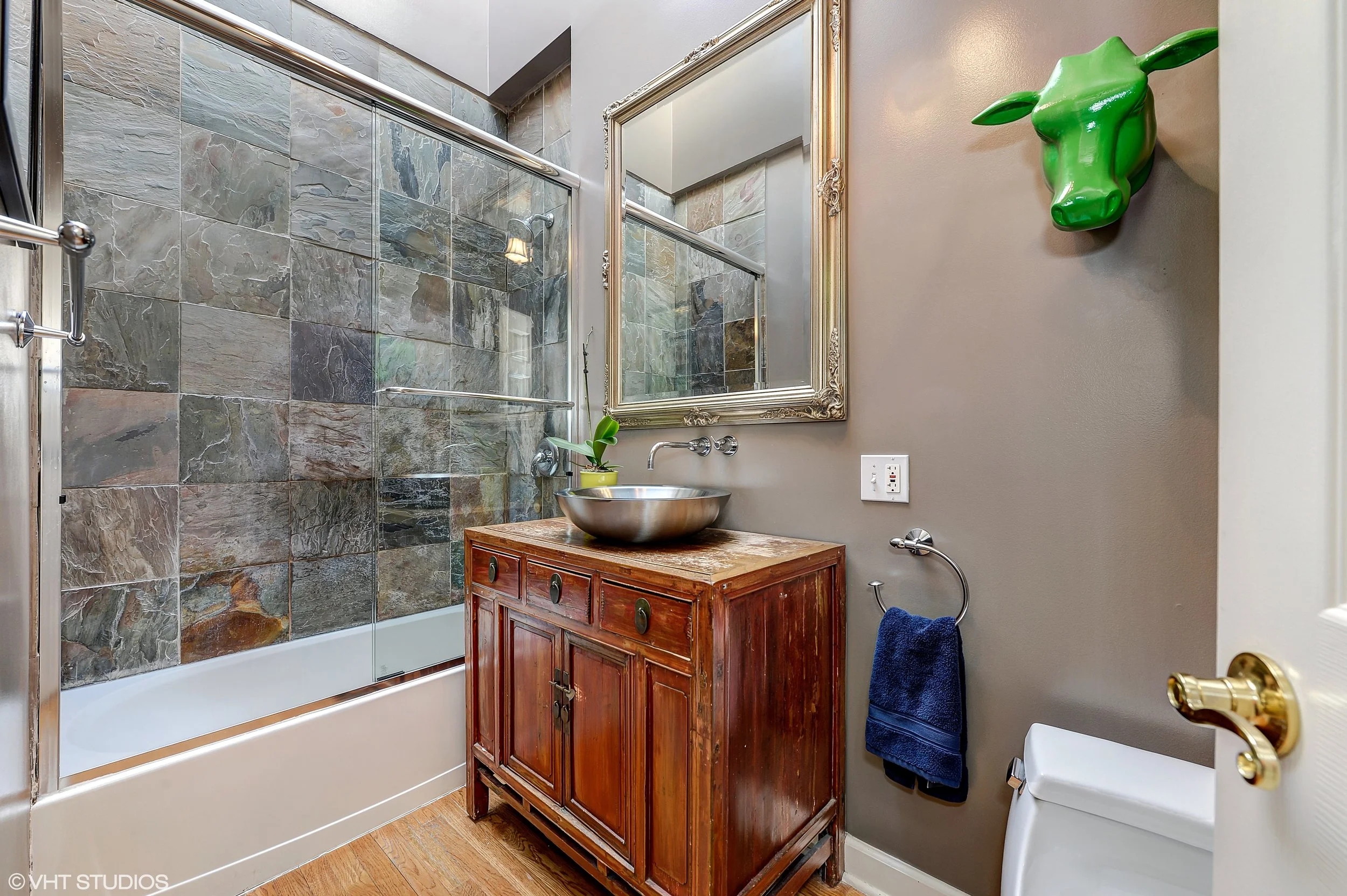 12_4709NorthKenmoreAve_3N_9_2ndBathroom_HiRes.jpg
