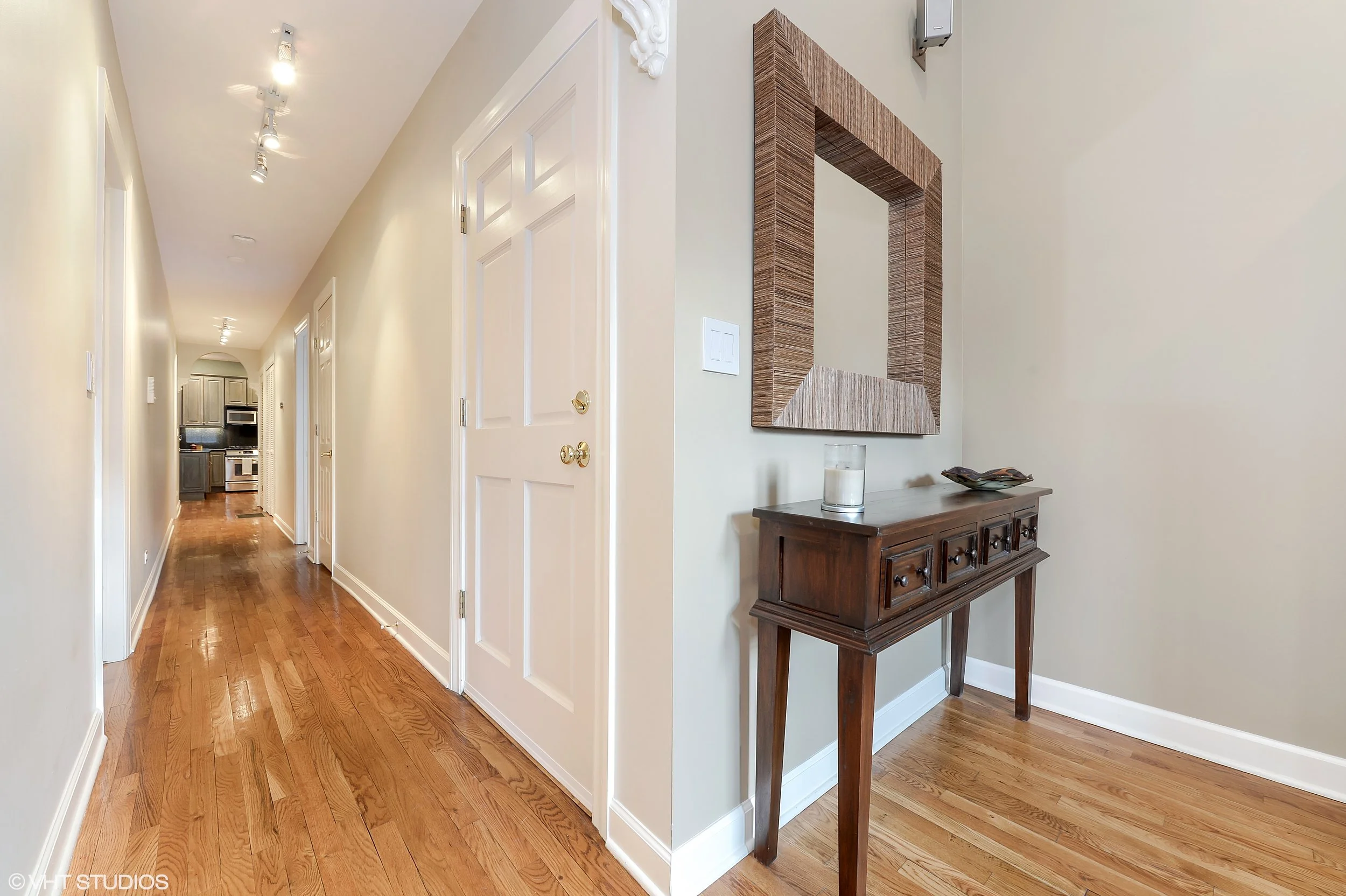13_4709NorthKenmoreAve_3N_32_Foyer_HiRes.jpg