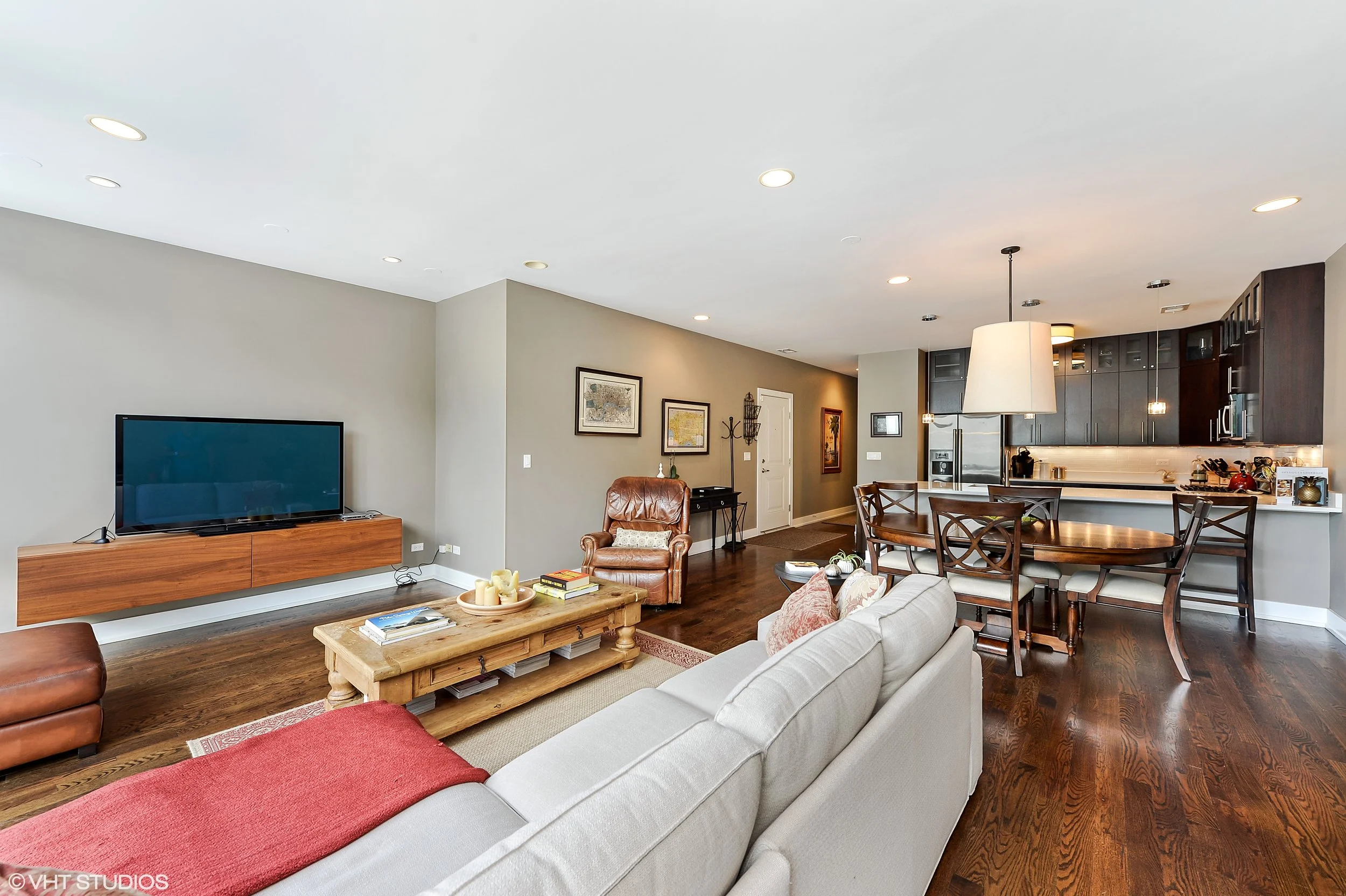 03_2203WestRoscoeSt_2_165_LivingRoom_HiRes.jpg