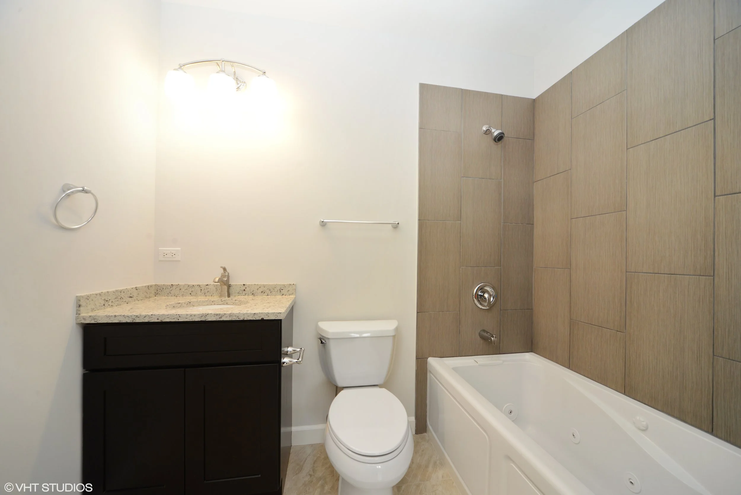 07_3234NorthCentralAve_206_13_MasterBathroom_HiRes.jpg