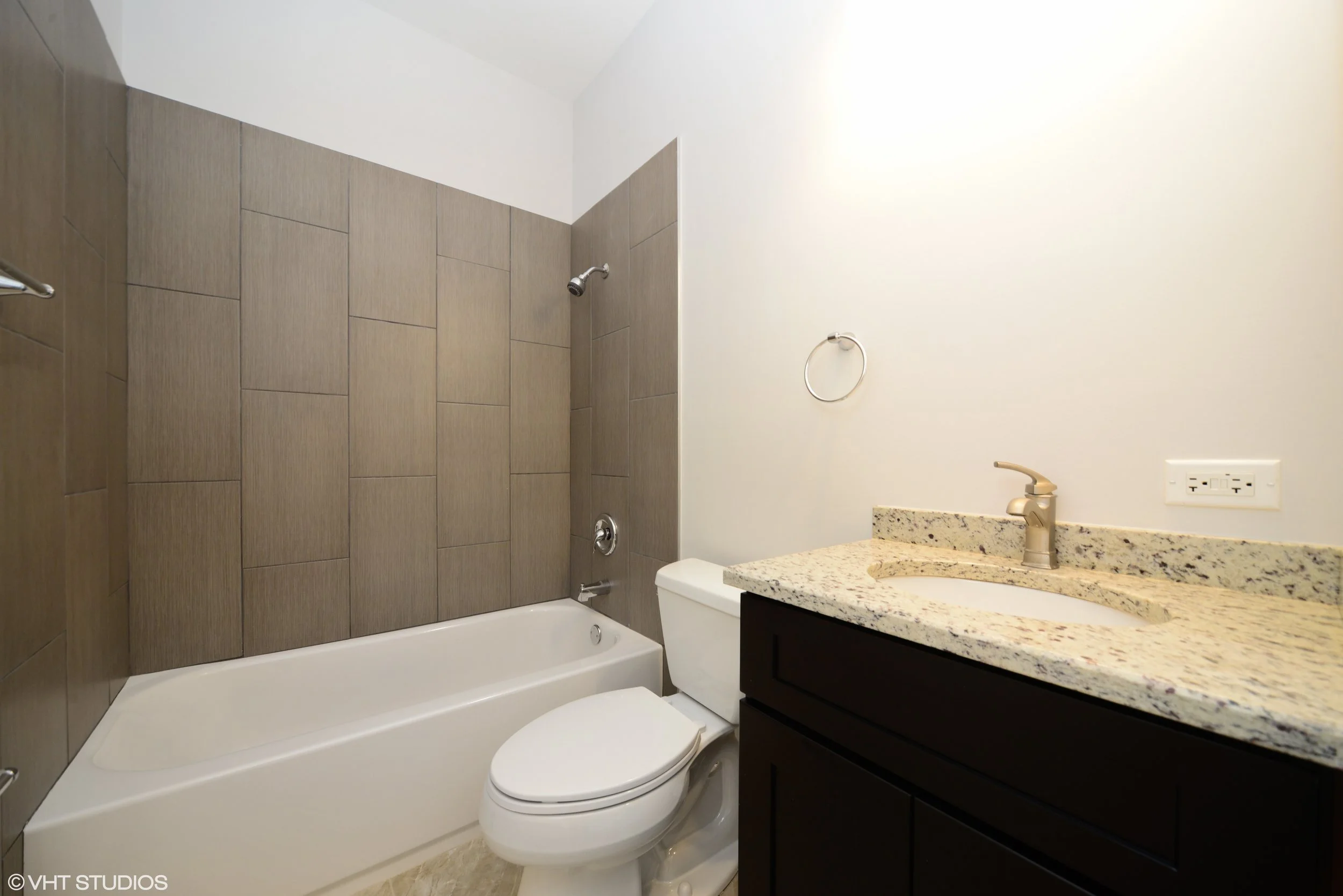 09_3234NorthCentralAve_206_8_Bathroom_HiRes.jpg