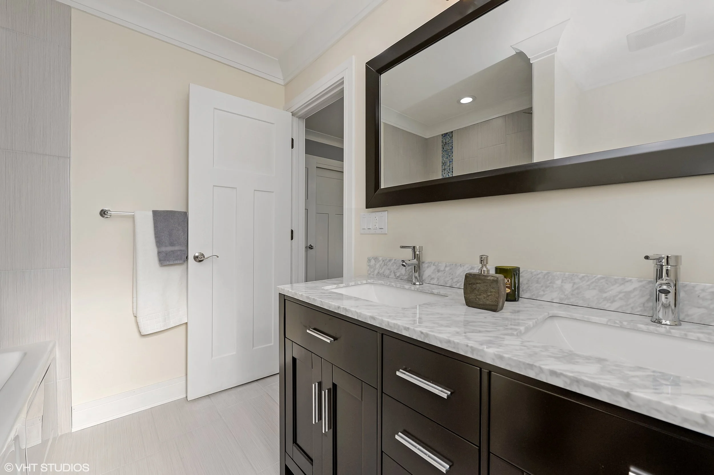 10_8156KennethAve_168_MasterBathroom_HiRes.jpg