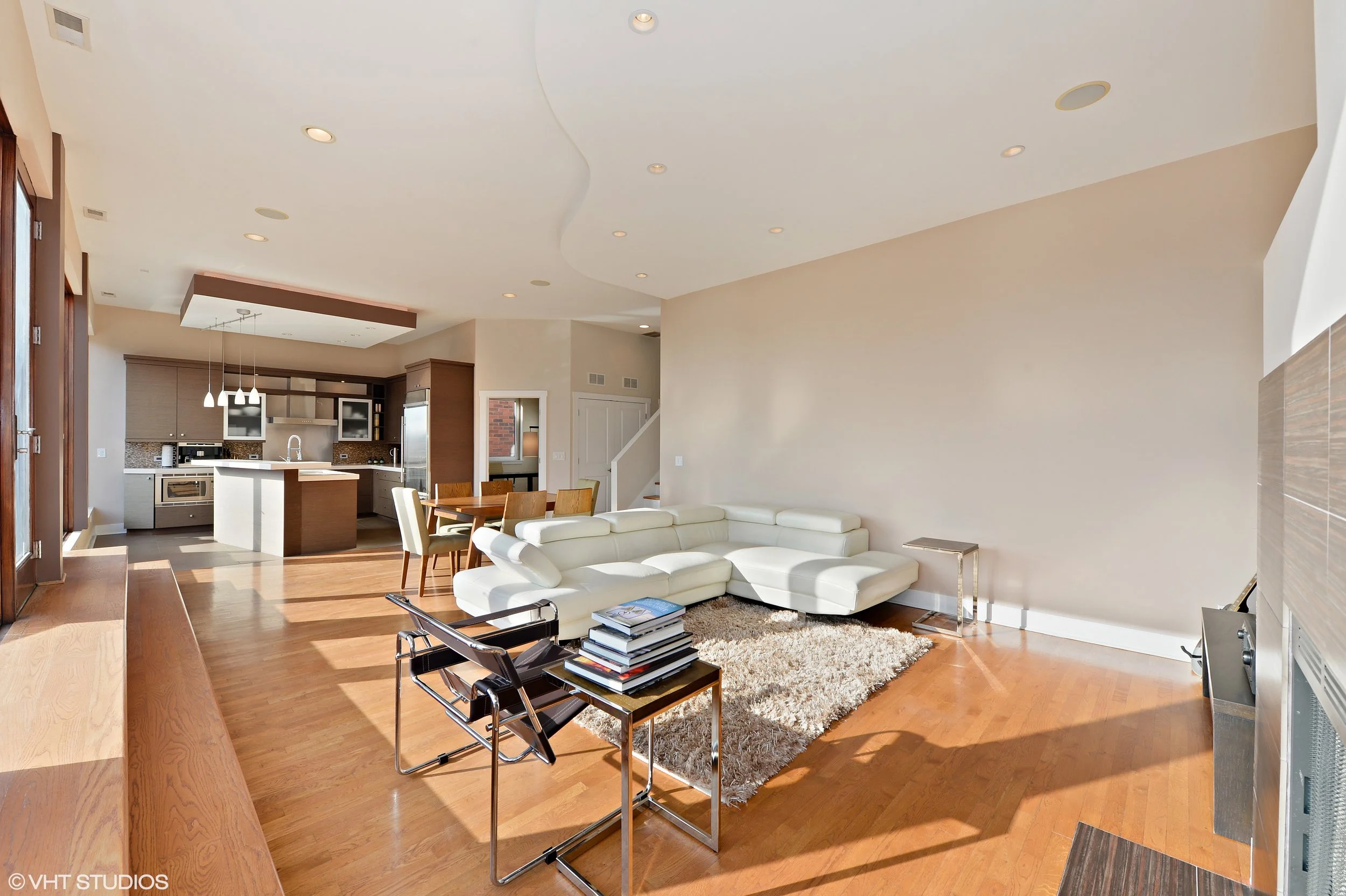 03_1620WestAugustaBlvd_PENT_165_LivingRoom_HiRes.jpg