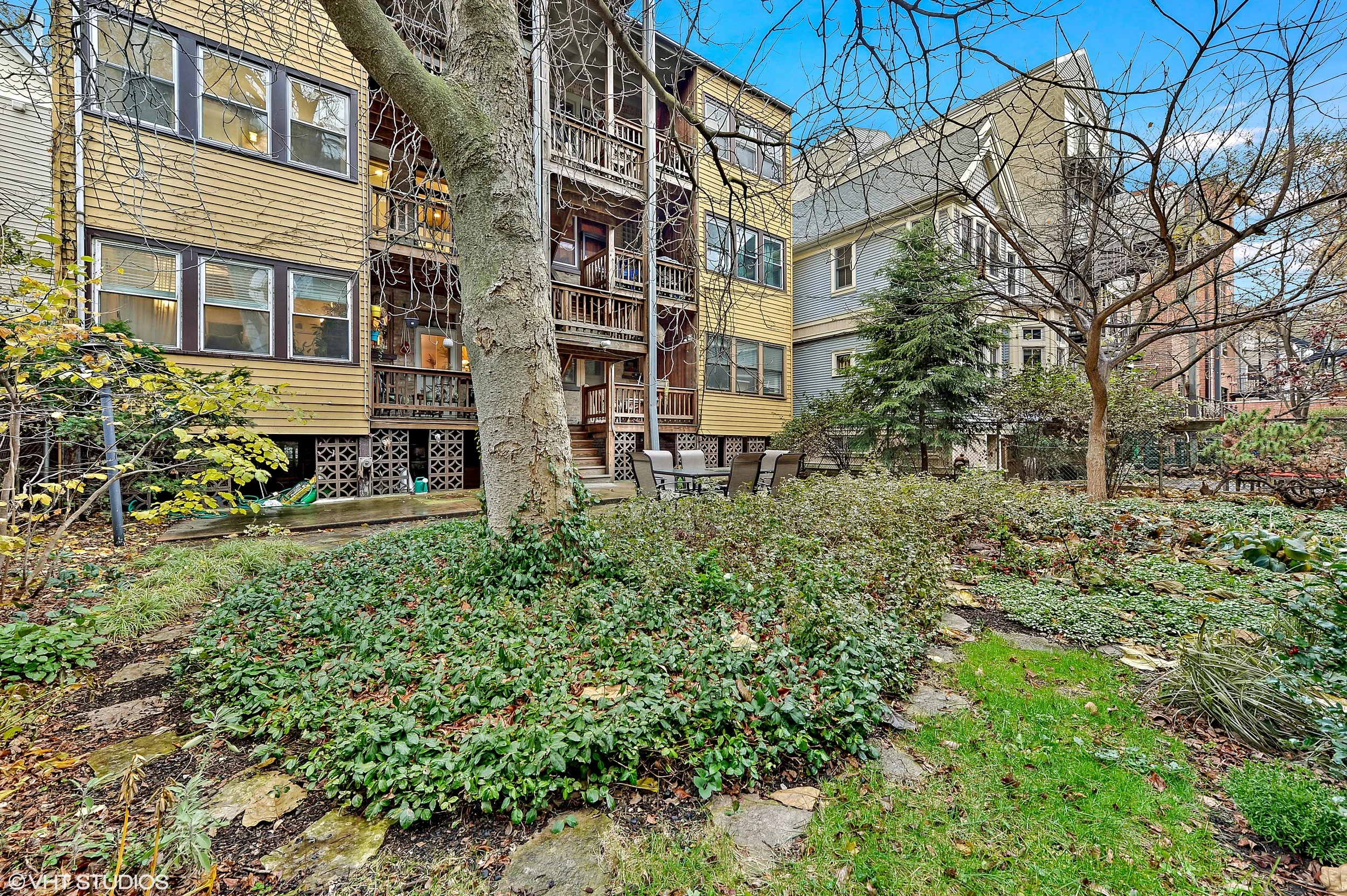 15_644WMelrose_Unit2E_26_BackYard_HiRes.jpg