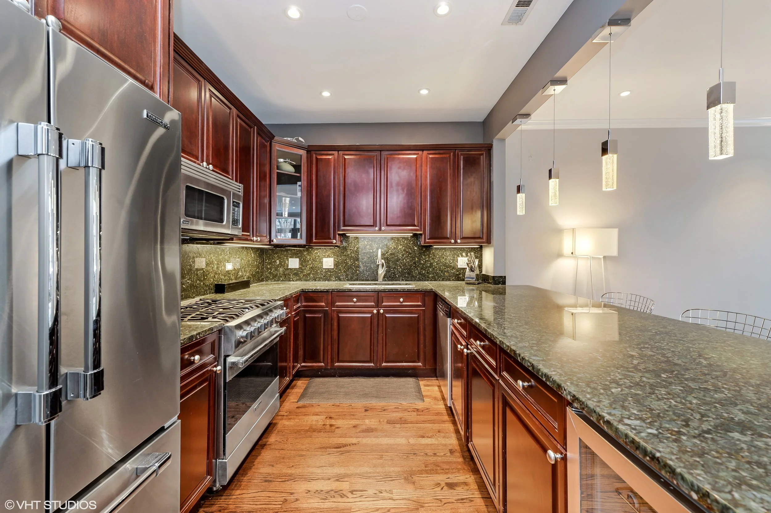 04_3530NorthHalstedSt_1_5_Kitchen_HiRes.jpg