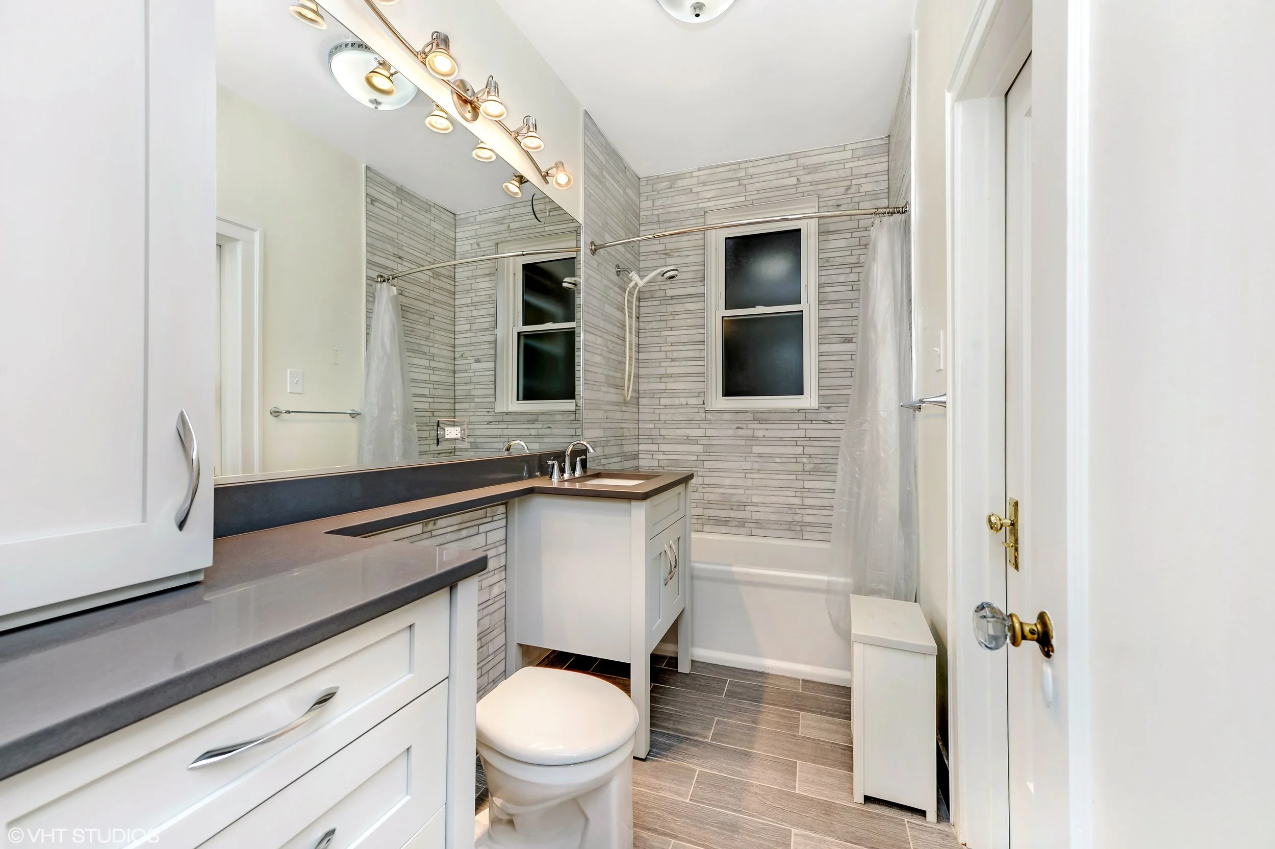12_644WMelrose_Unit2E_8_Bathroom_HiRes.jpg