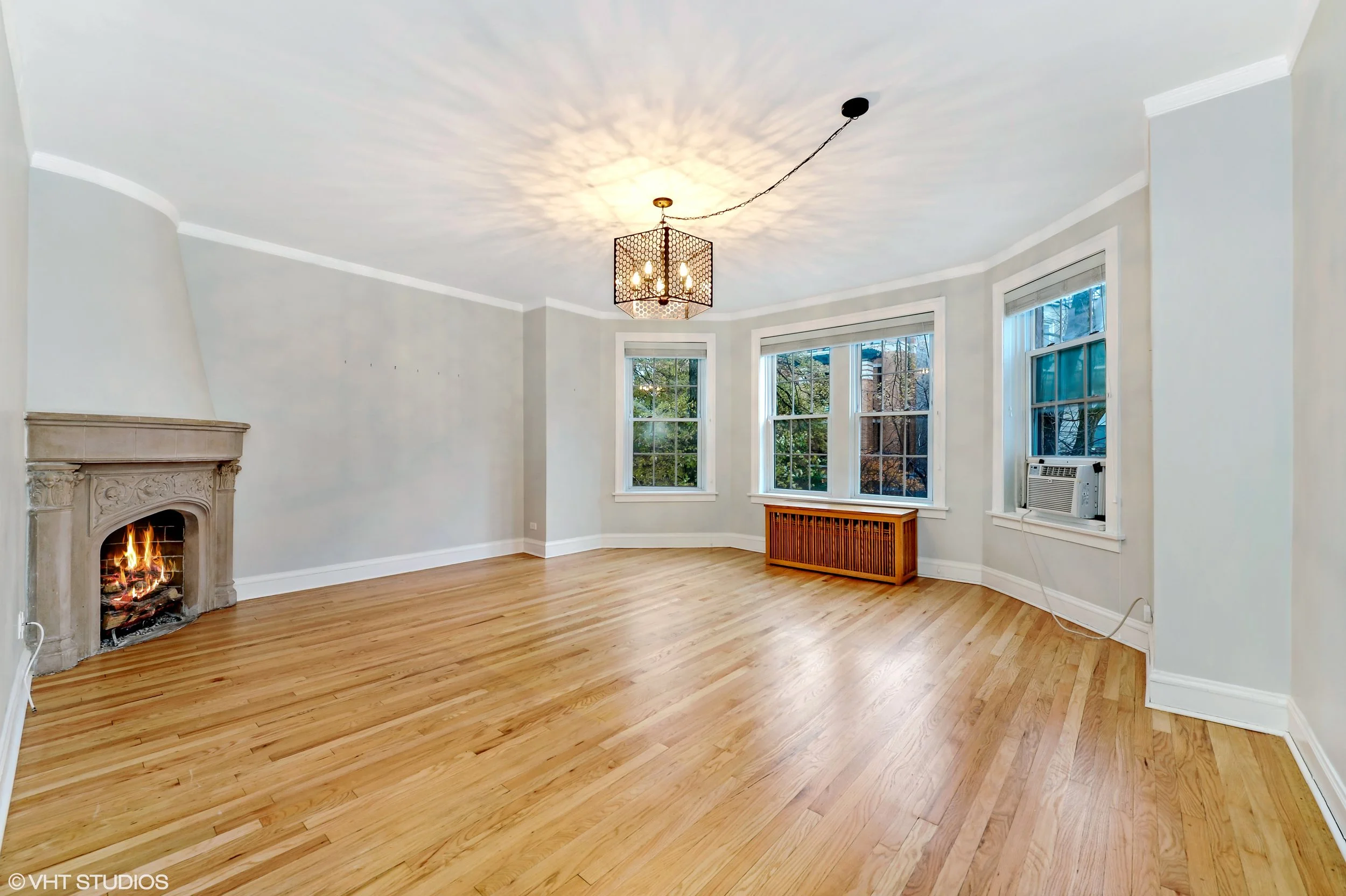 02_644WMelrose_Unit2E_1_LivingRoom_HiRes.jpg