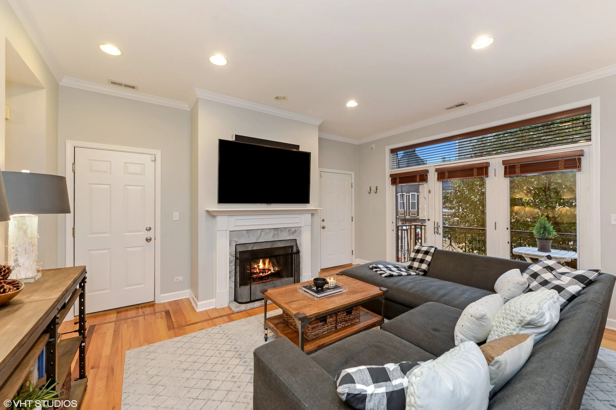 03_3205NorthHoyneAve_1B_165_LivingRoom_HiRes.jpg