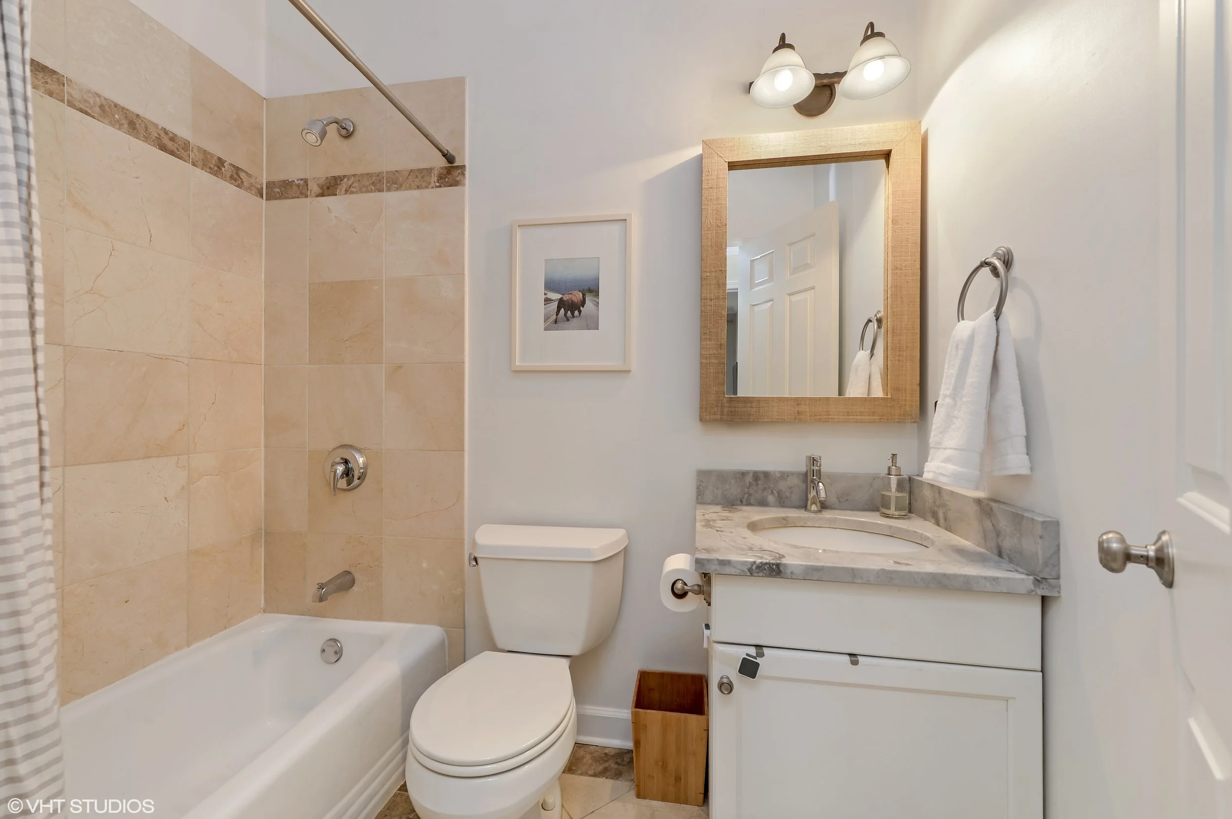 12_3205NorthHoyneAve_1B_8_Bathroom_HiRes.jpg