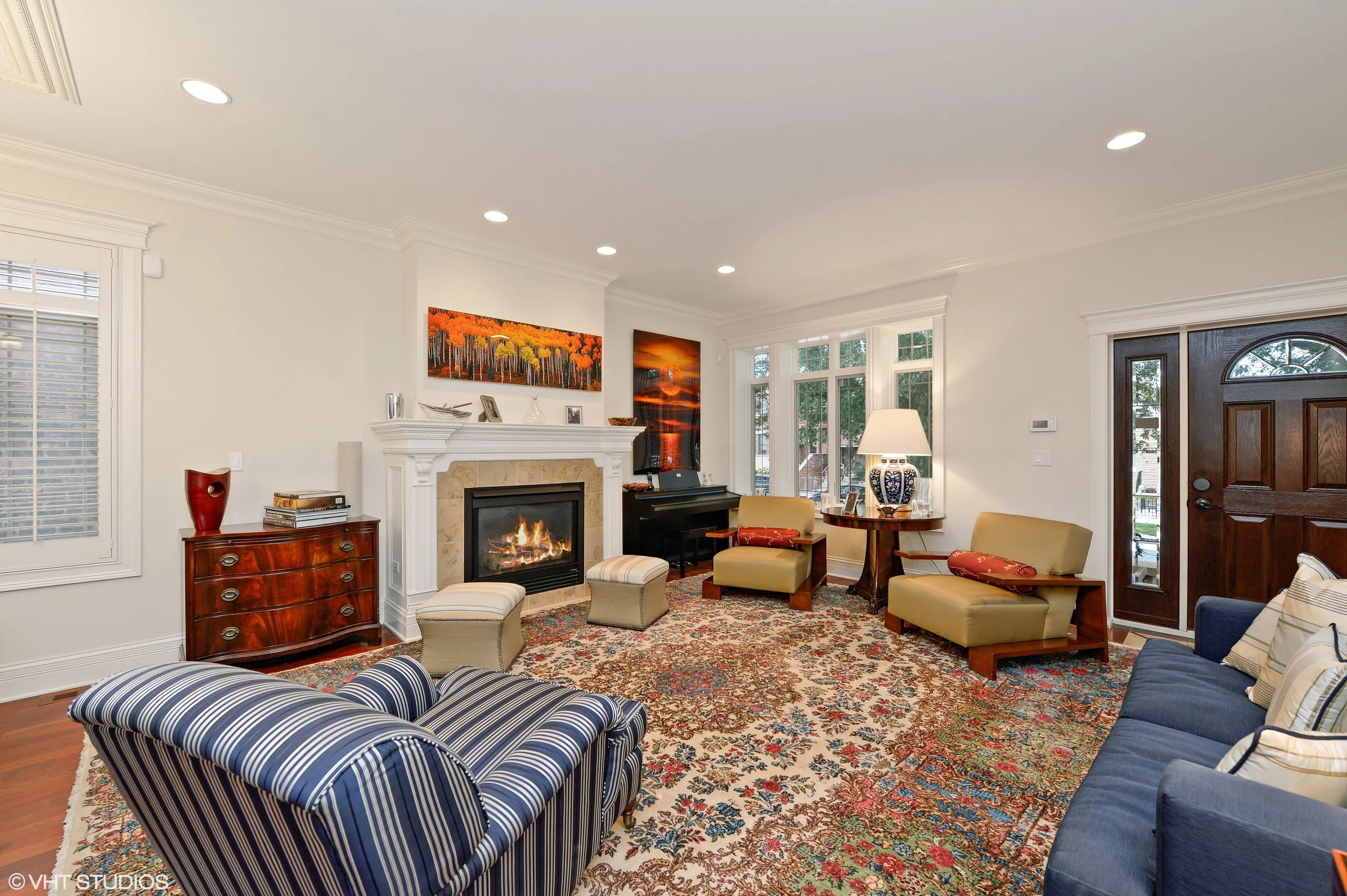 03_3212SouthThroopSt_1_LivingRoom_HiRes.jpg
