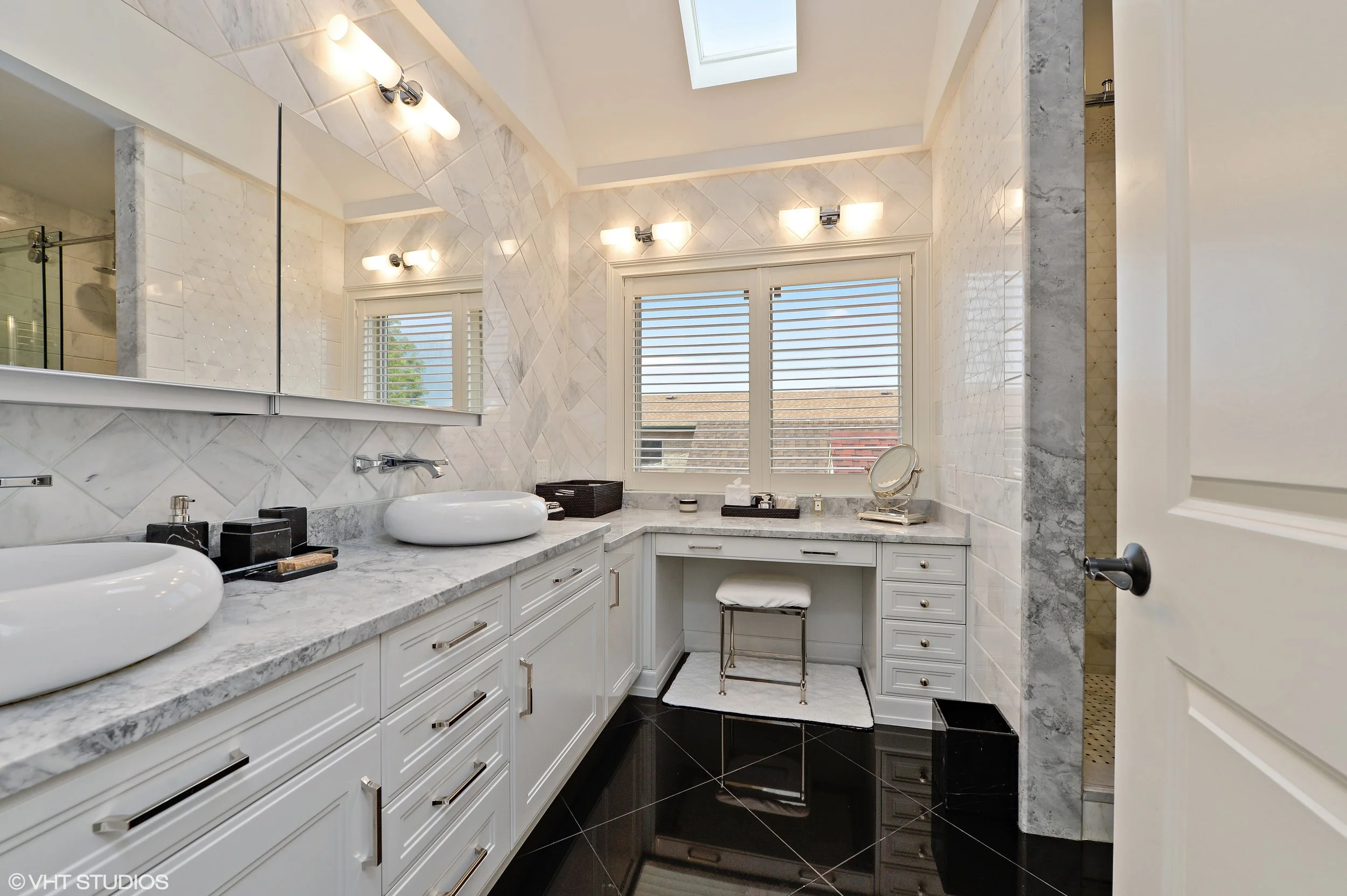 11_3212SouthThroopSt_13_MasterBathroom_HiRes.jpg
