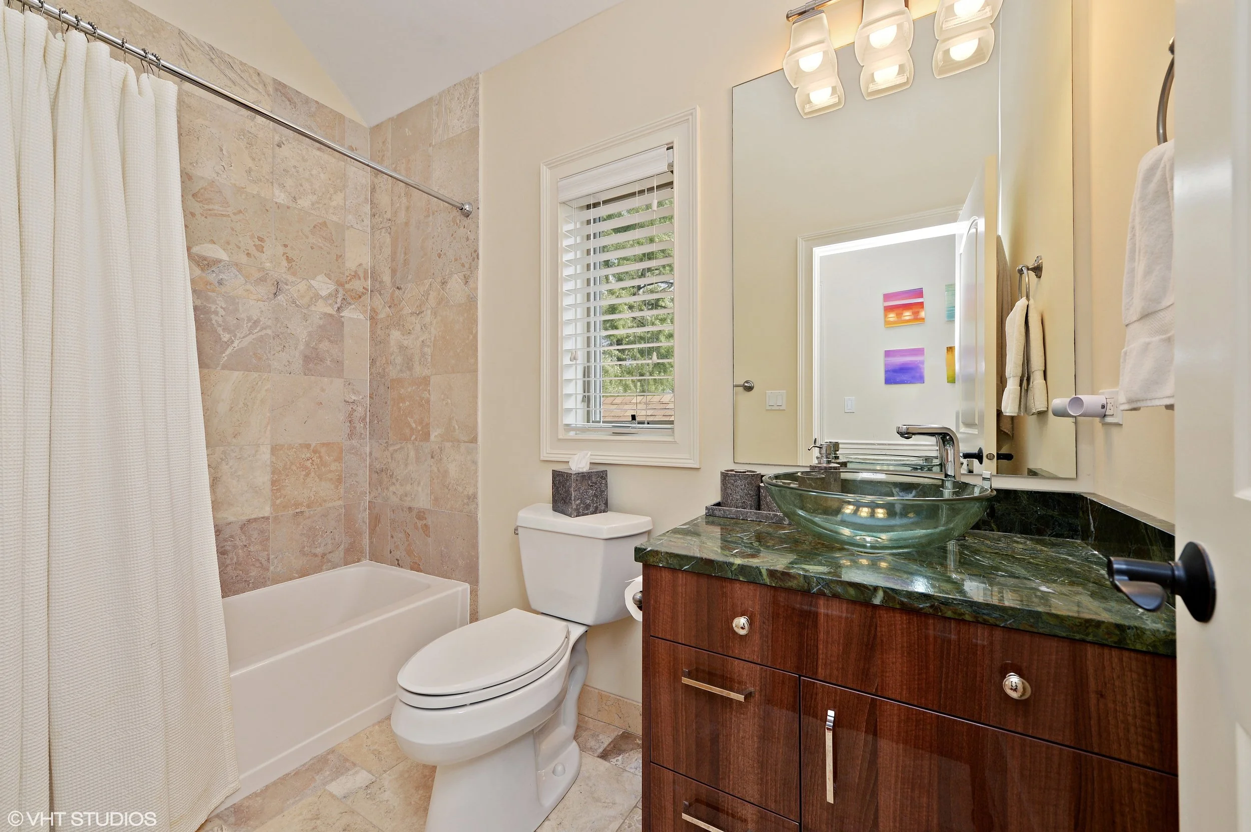 17_3212SouthThroopSt_9_2ndBathroom_HiRes.jpg
