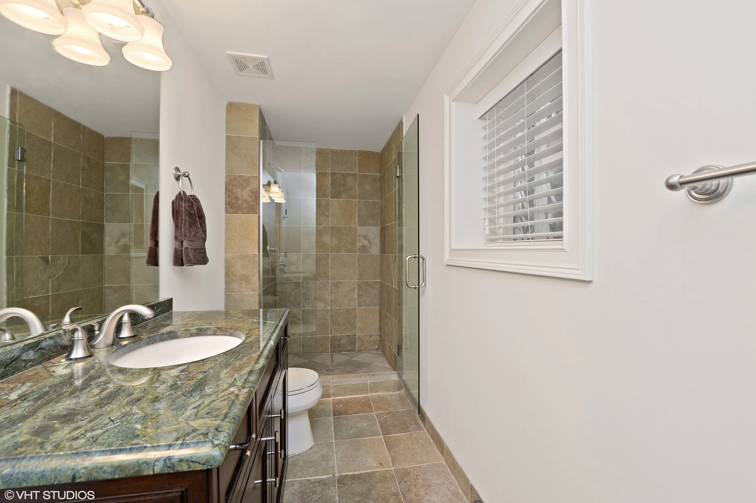 18_3212SouthThroopSt_10_3rdBathroom_HiRes.jpg