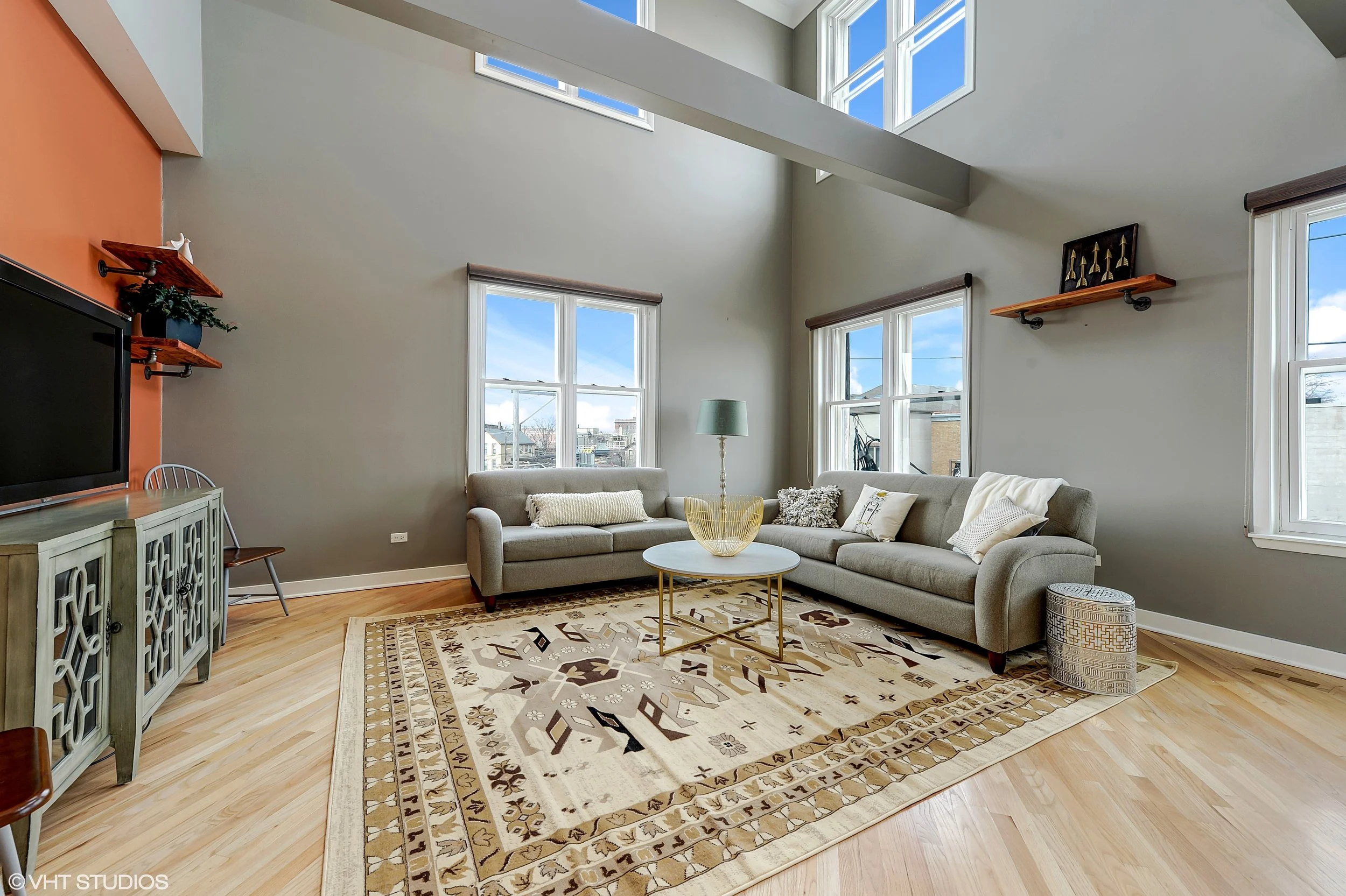 06_1745NorthClybournAve_3N_1_LivingRoom_HiRes.jpg