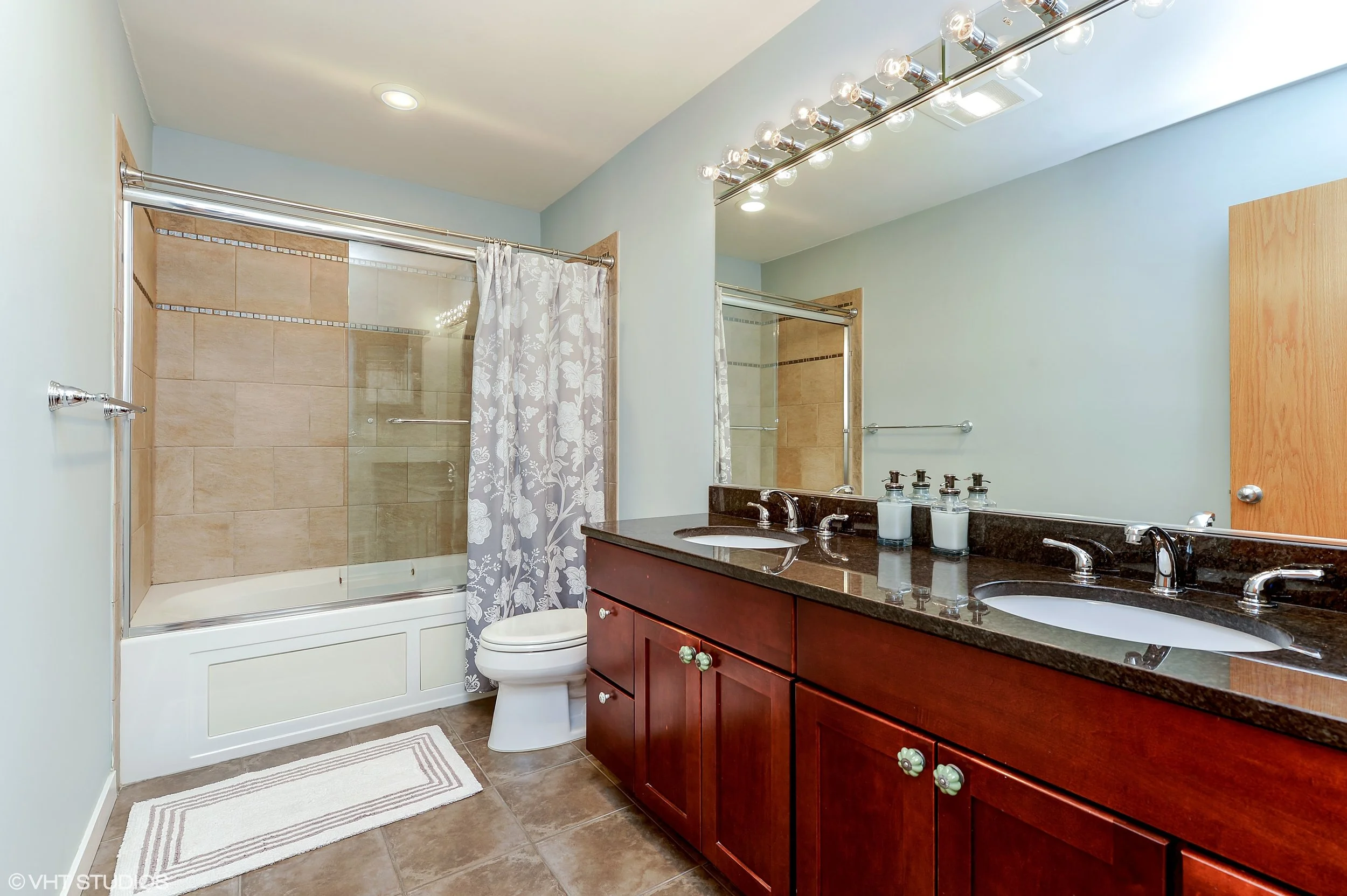 11_1745NorthClybournAve_3N_13_MasterBathroom_HiRes.jpg