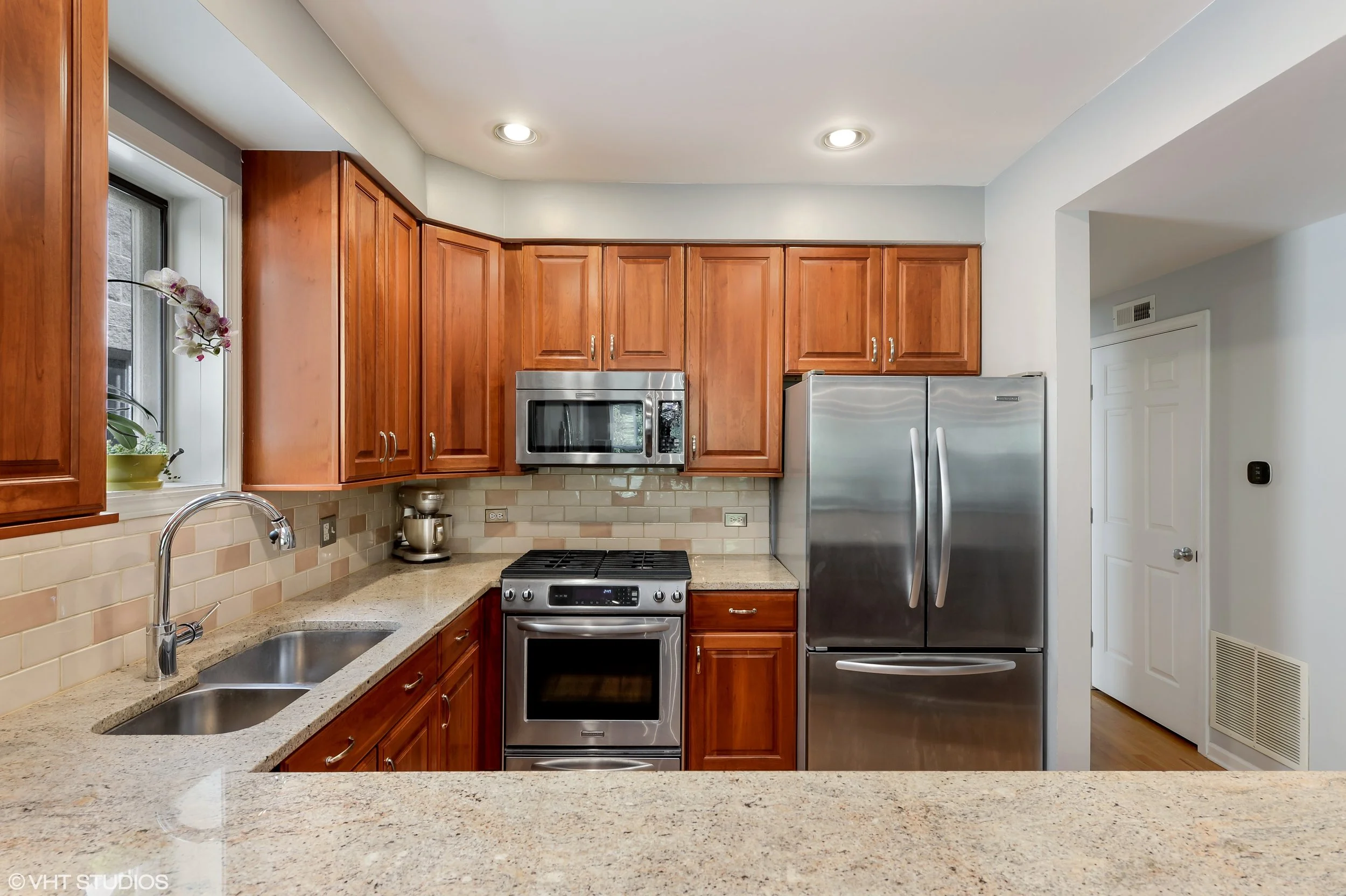 06_1413WCuylerAvenue_Unit2E_177_Kitchen_HiRes.jpg