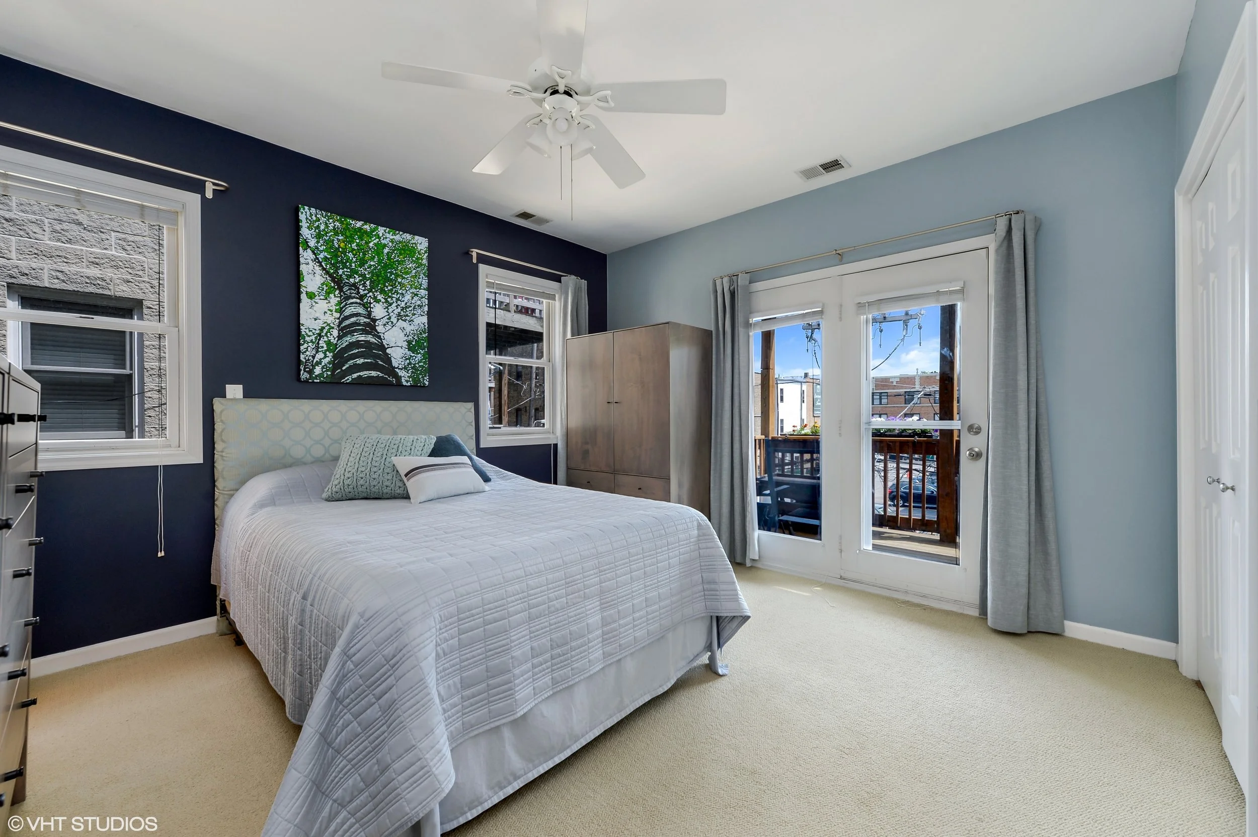 08_1413WCuylerAvenue_Unit2E_14_MasterBedroom_HiRes.jpg