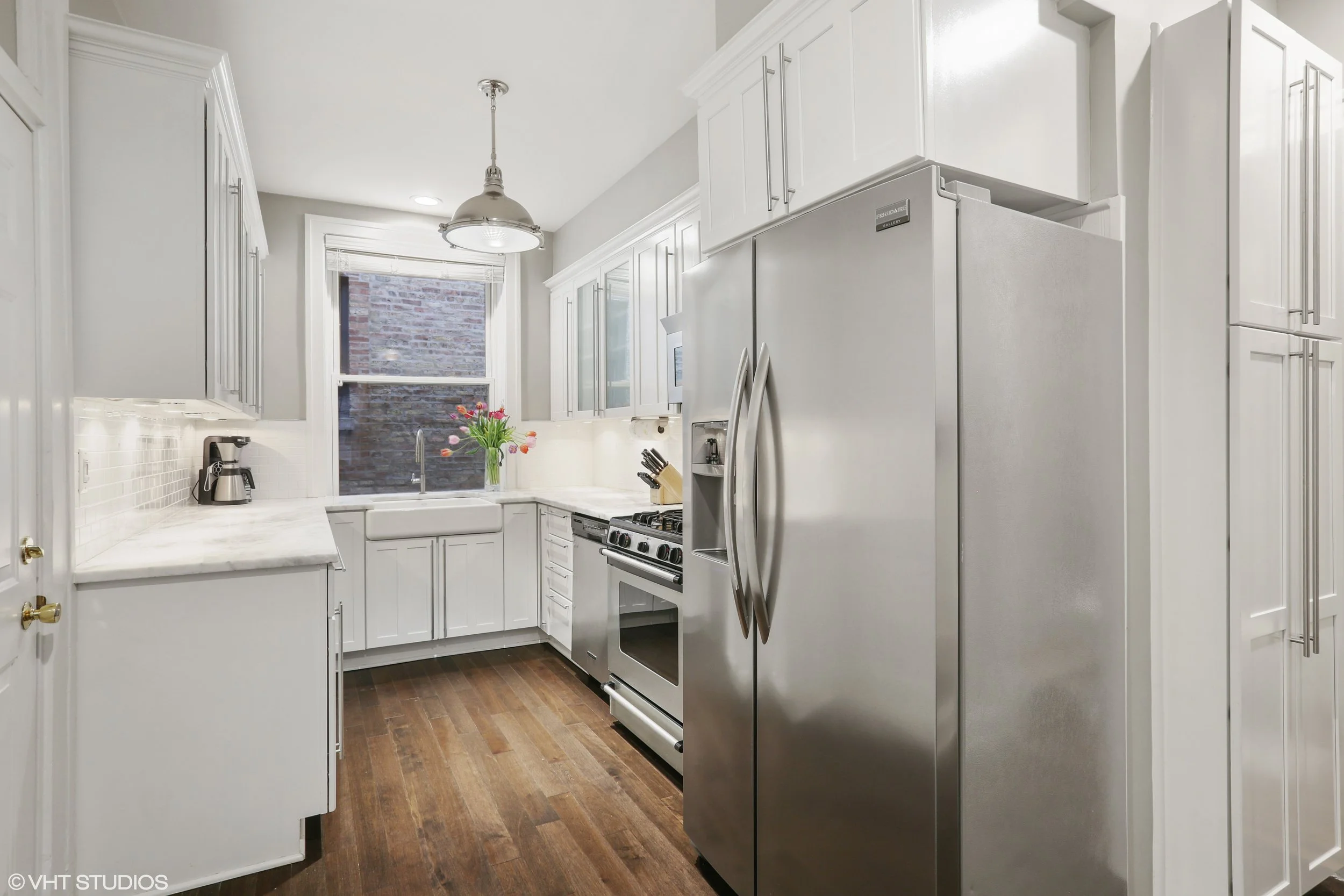 05_2948NorthPineGroveAve_2_5_Kitchen_HiRes.jpg