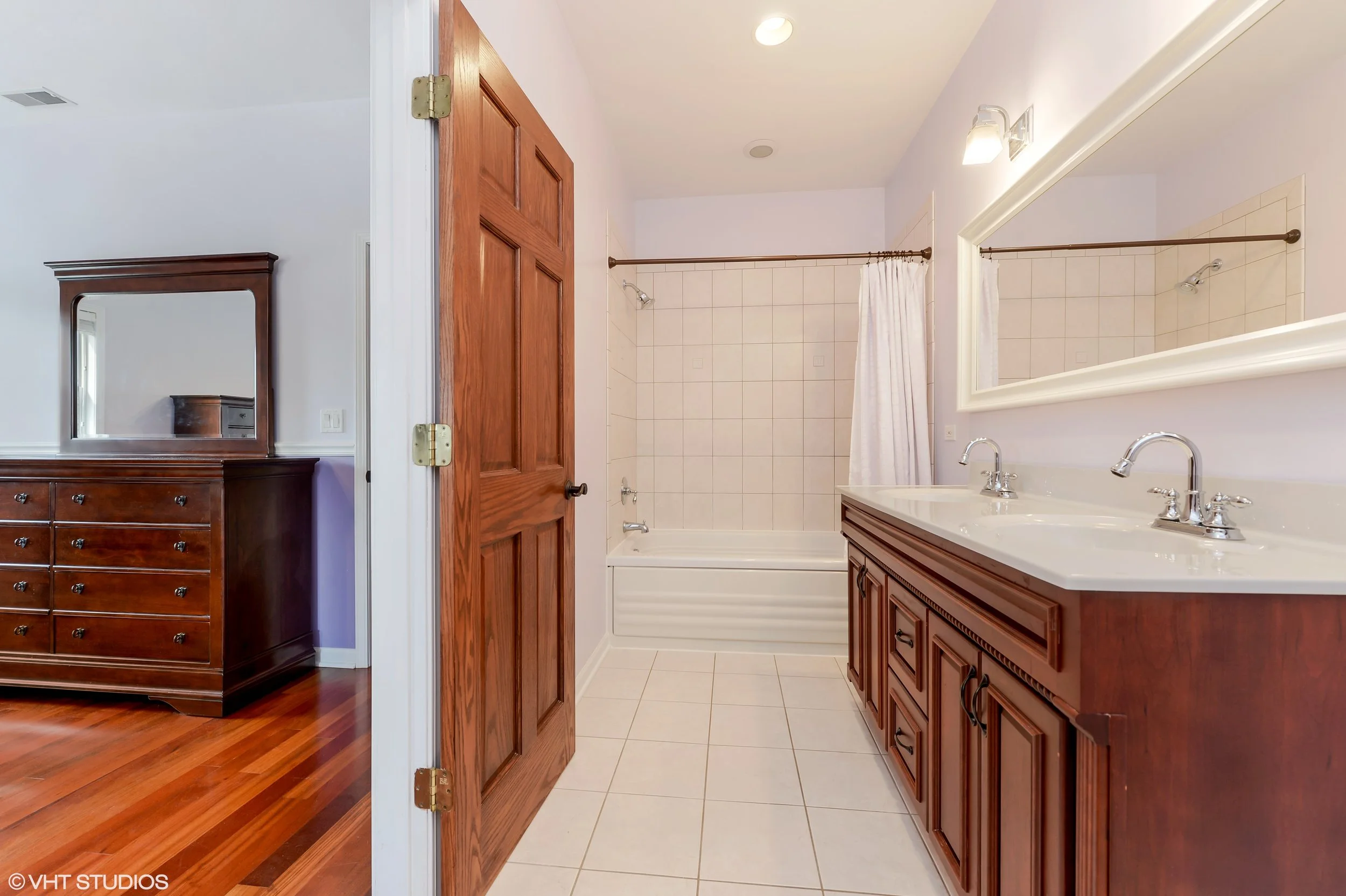 07_6075NorthNaplesAve_13_MasterBathroom_HiRes.jpg