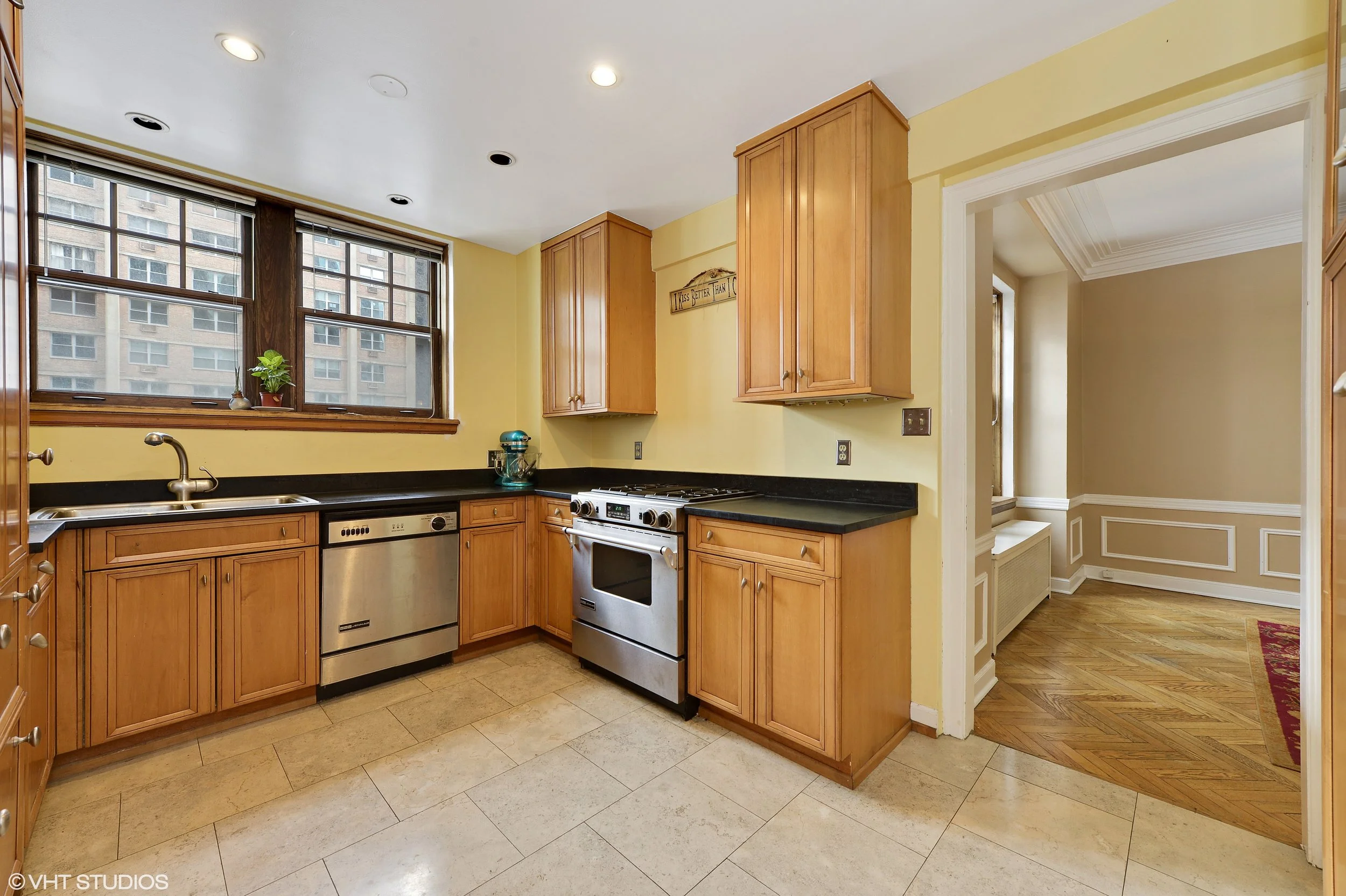 05_421WestMelroseSt_3B_5_Kitchen_HiRes.jpg