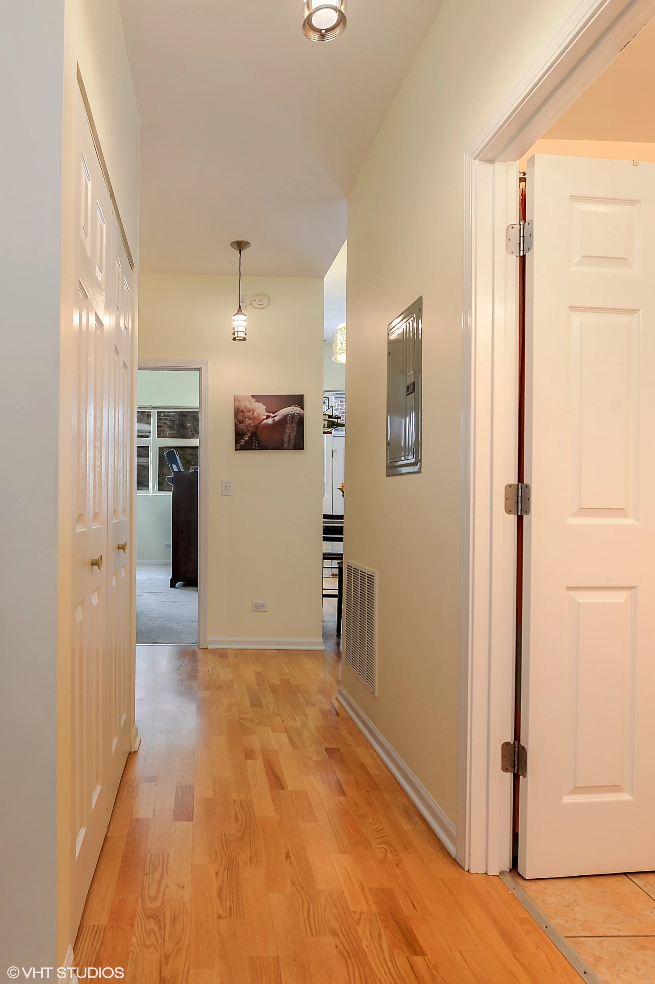 02_5318NorthRavenswoodAve_207_32_Foyer_HiRes.jpg