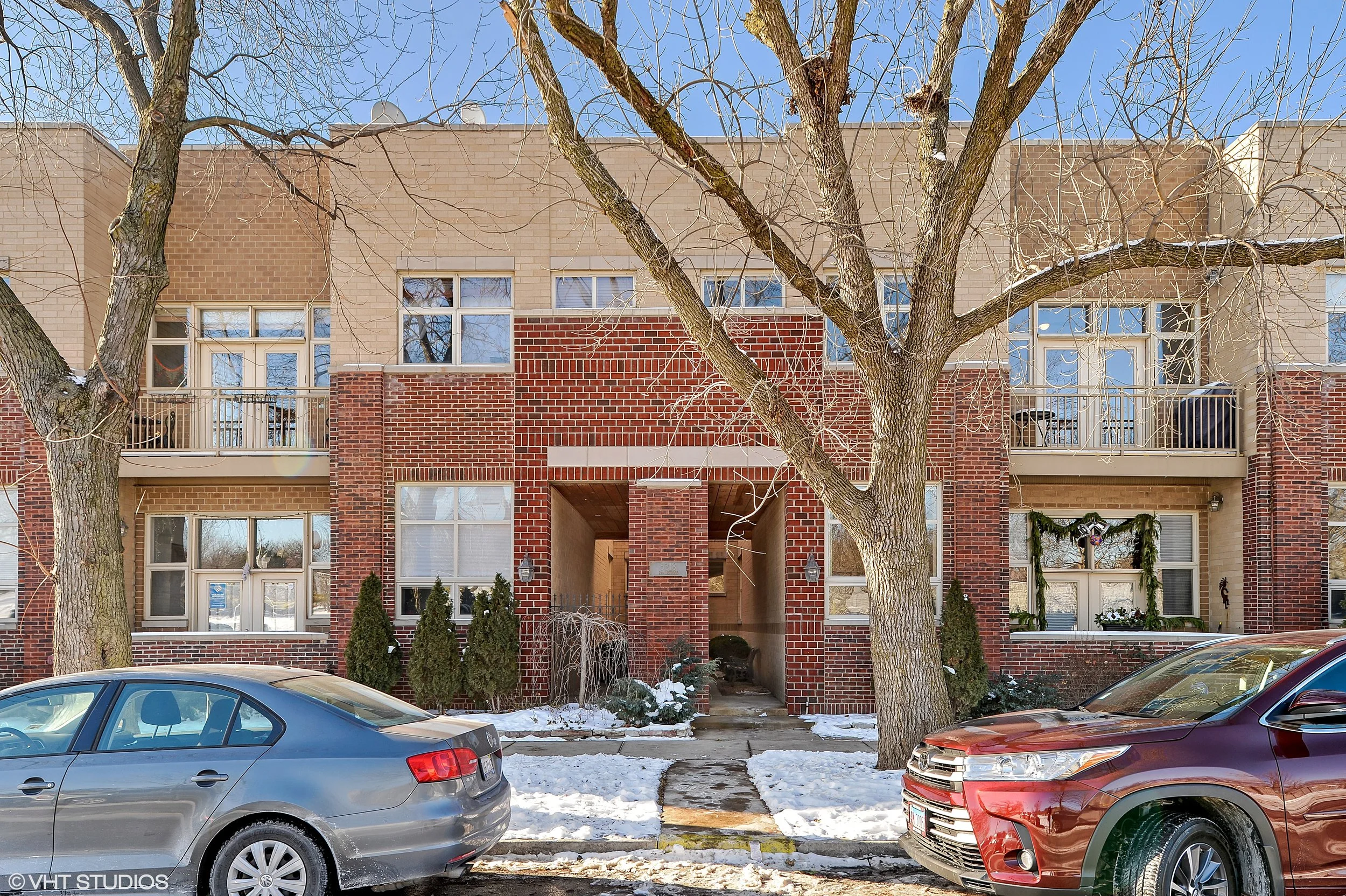 01_5318NorthRavenswoodAve_207_57_FrontView_HiRes.jpg