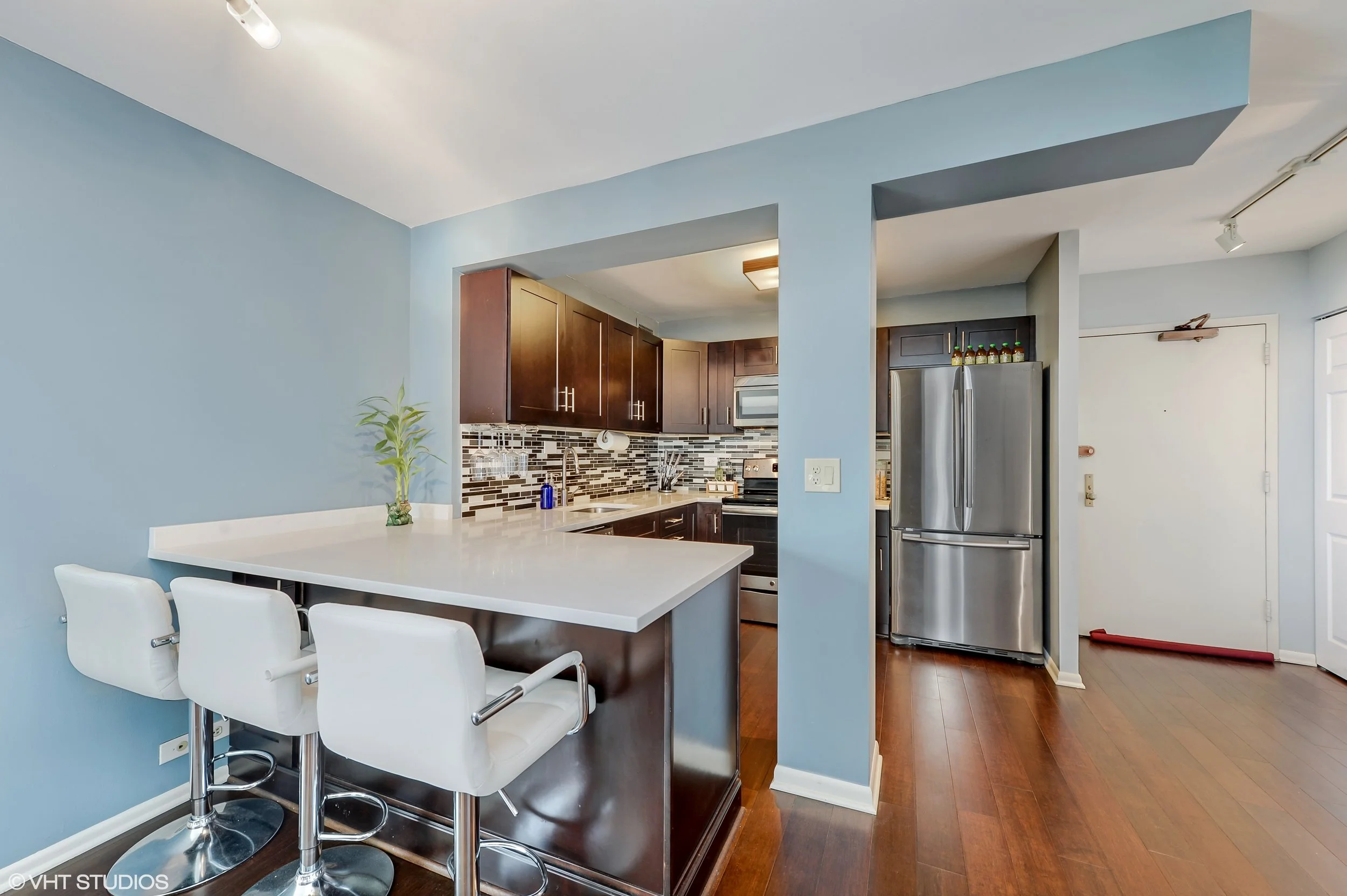 05_1850NorthClarkSt_2602_5_Kitchen_HiRes.jpg