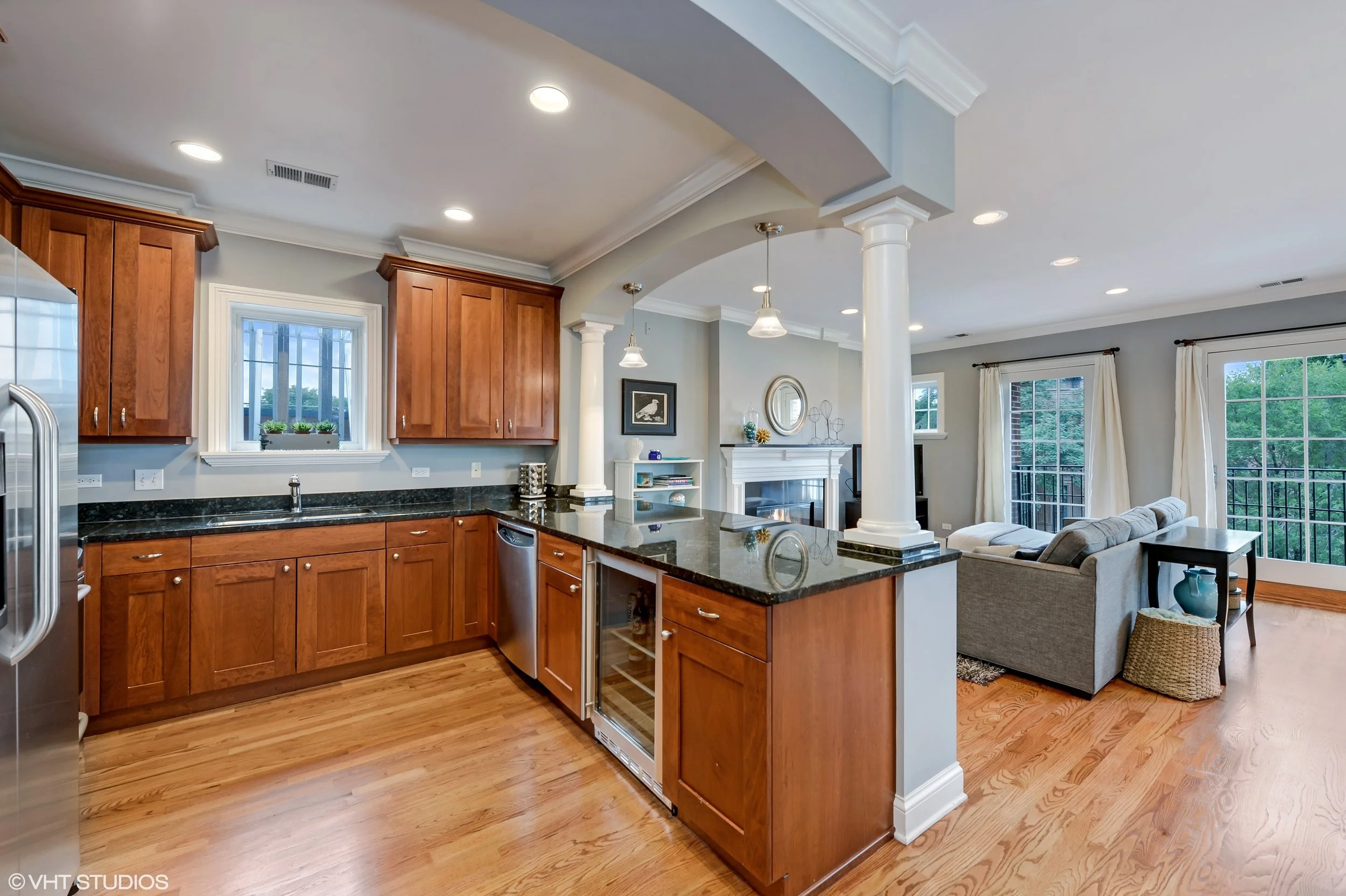 05_1949NorthHalstedSt_3_177001_Kitchen_HiRes.jpg