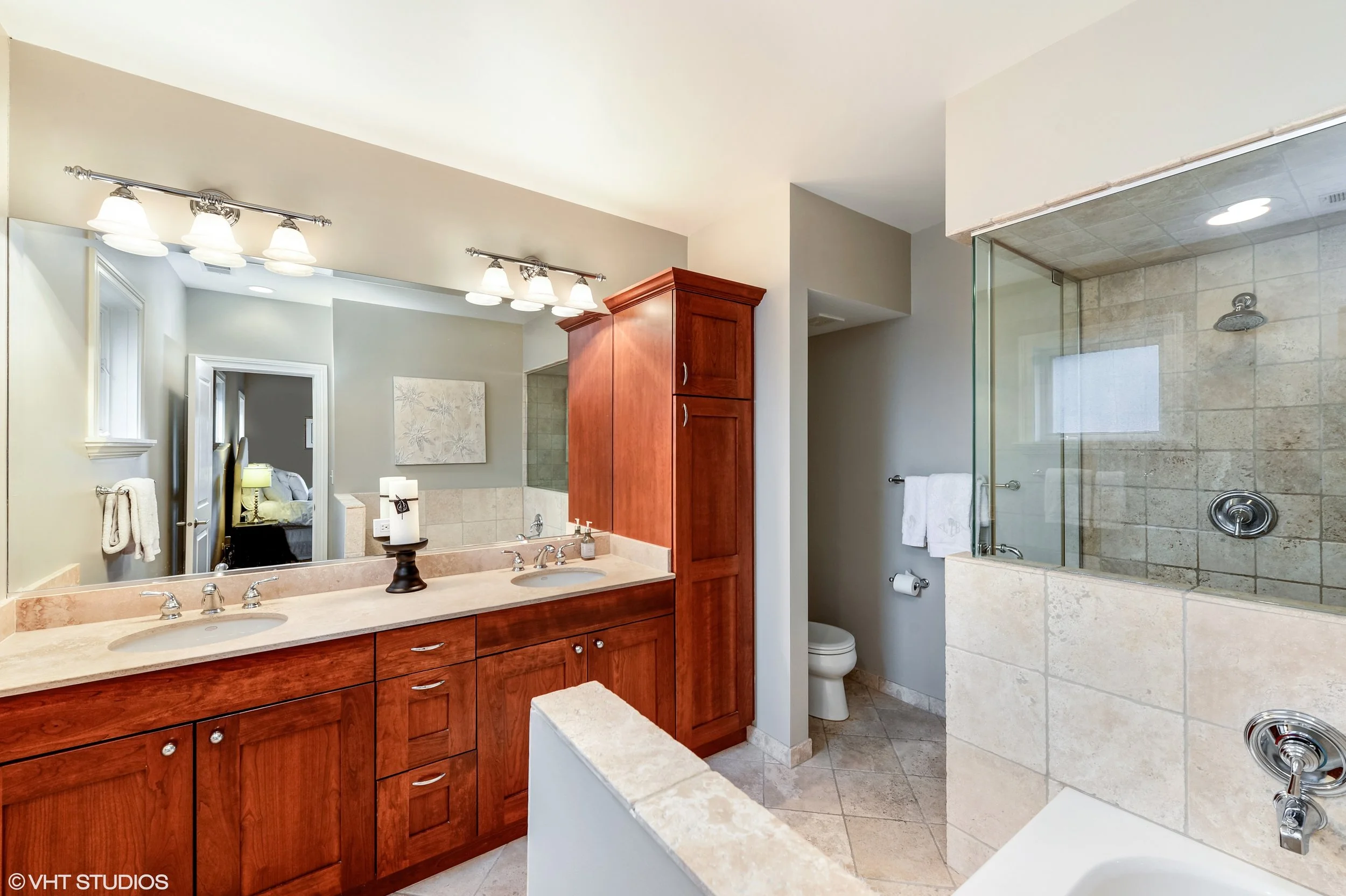 10_1949NorthHalstedSt_3_13_MasterBathroom_HiRes.jpg
